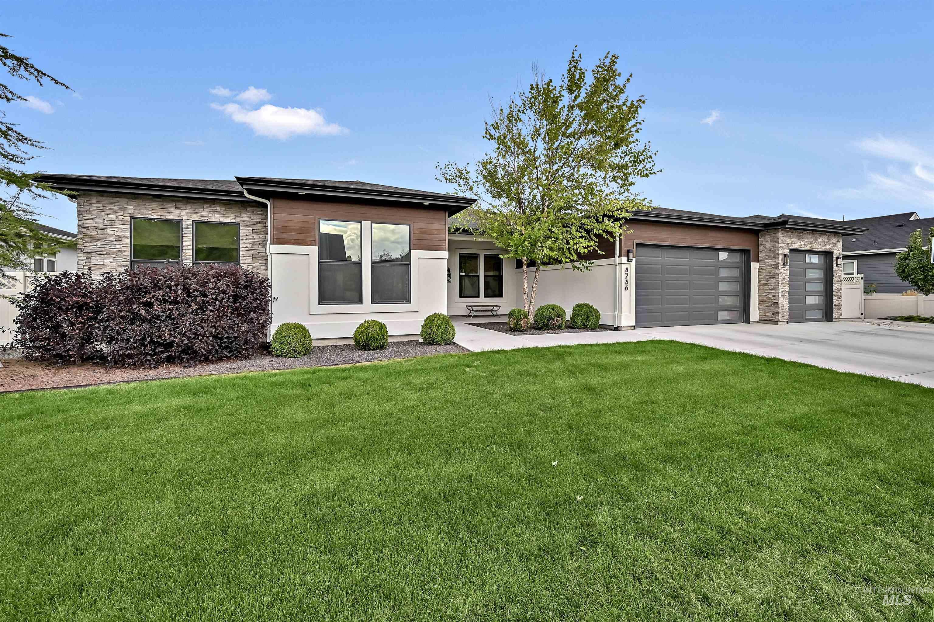 4246 W Maggio Property Photo 1