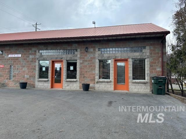 220 N Hill St Property Photo 1