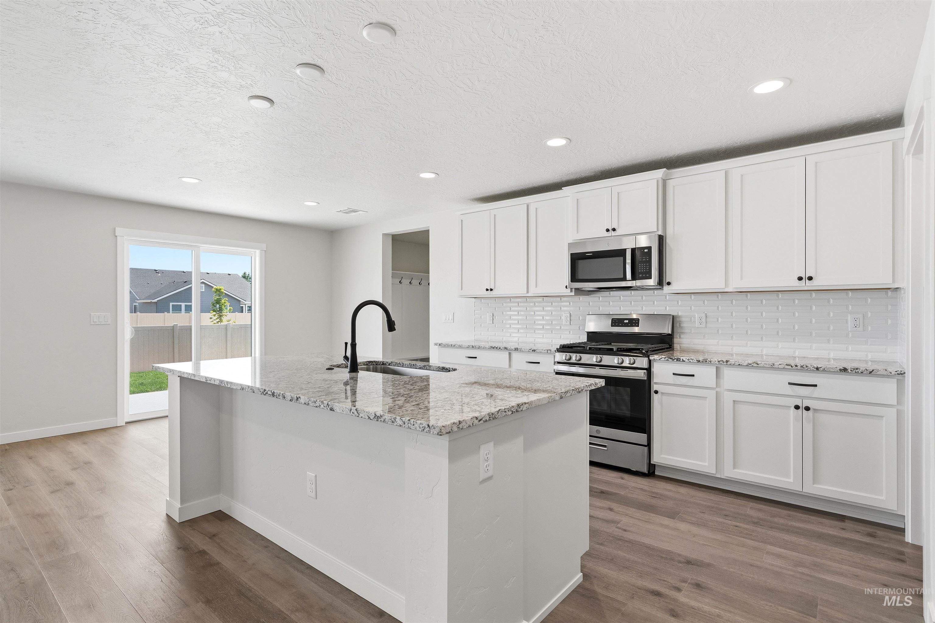 1590 Witt St Property Photo 3