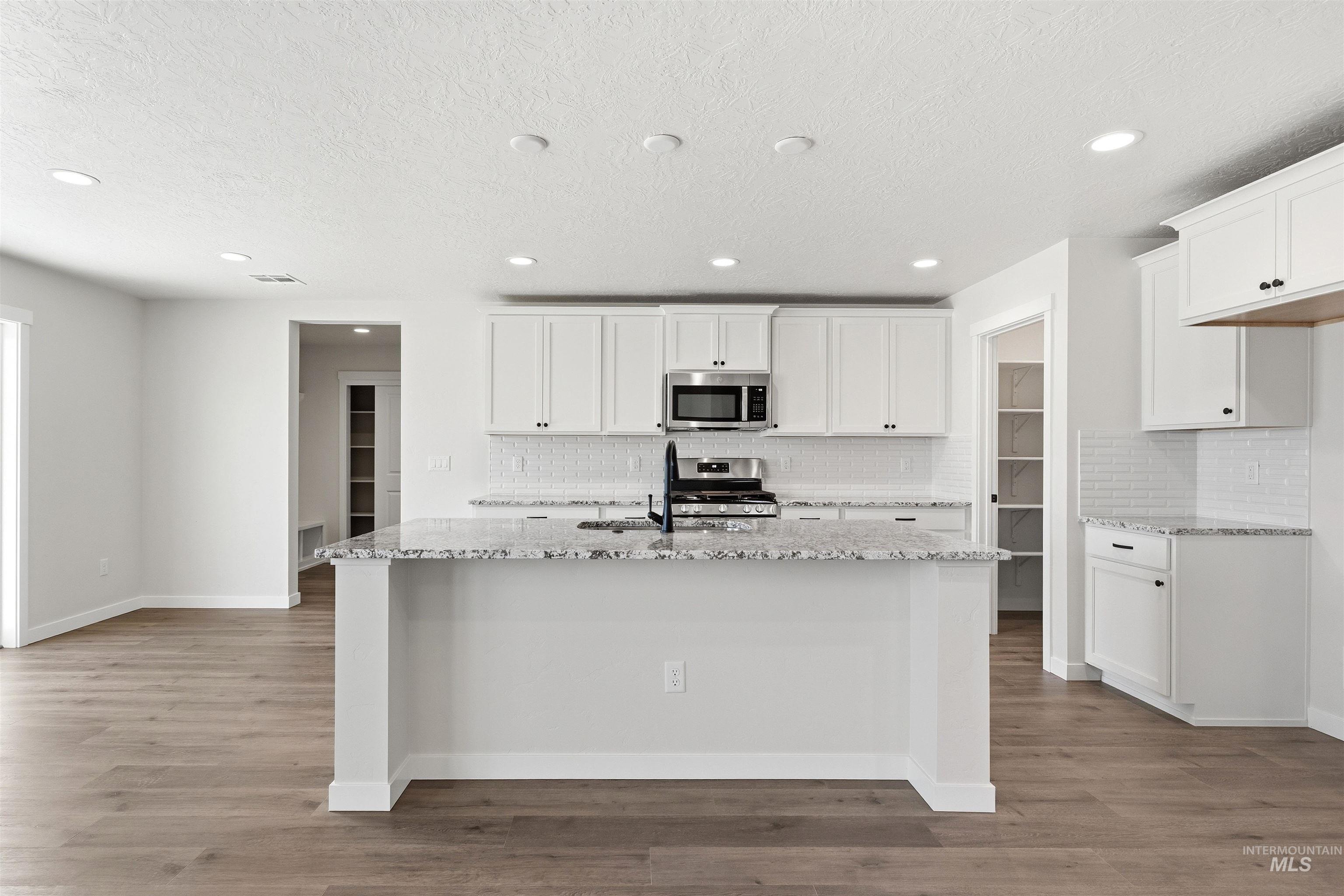 1590 Witt St Property Photo 4