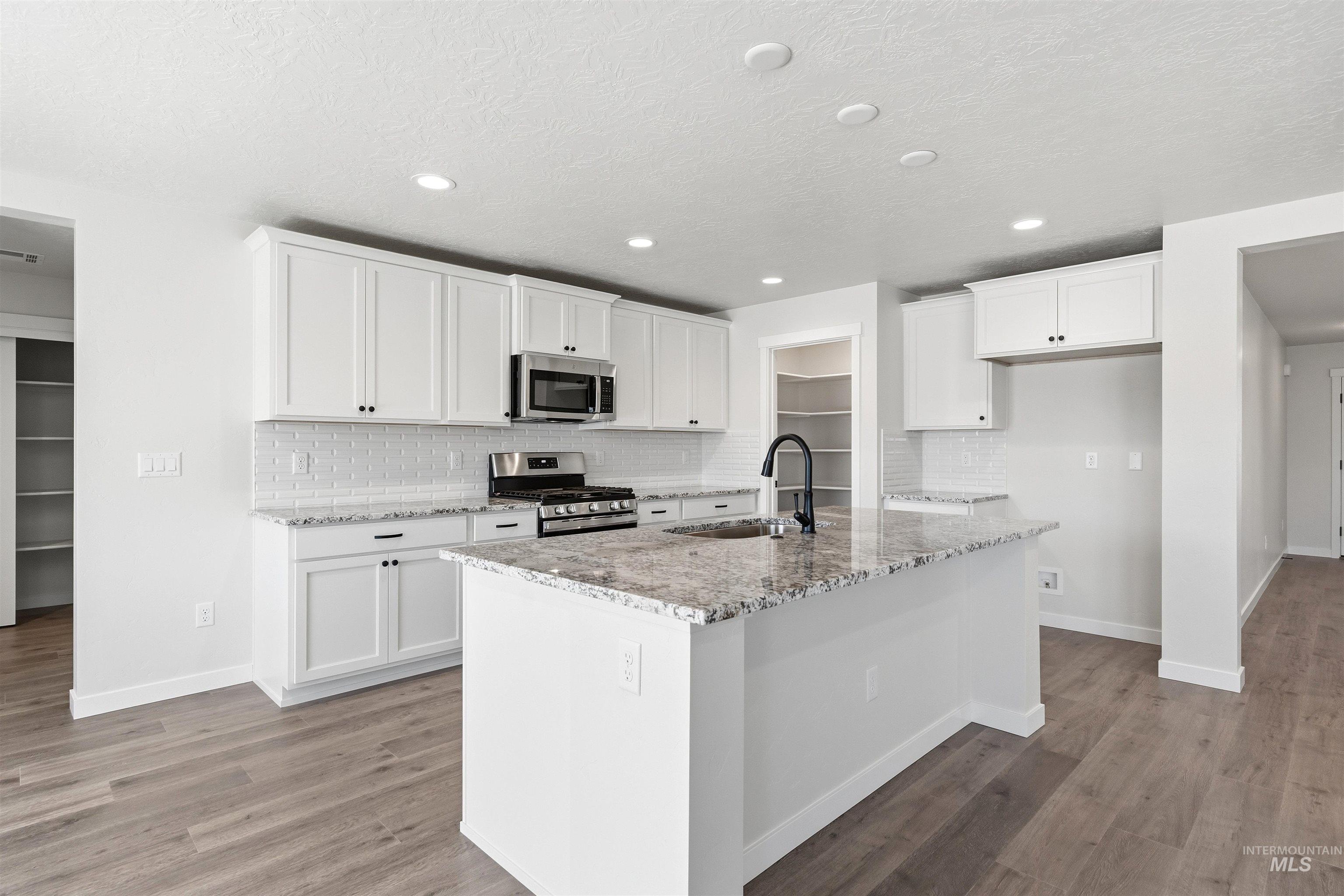 1590 Witt St Property Photo 5
