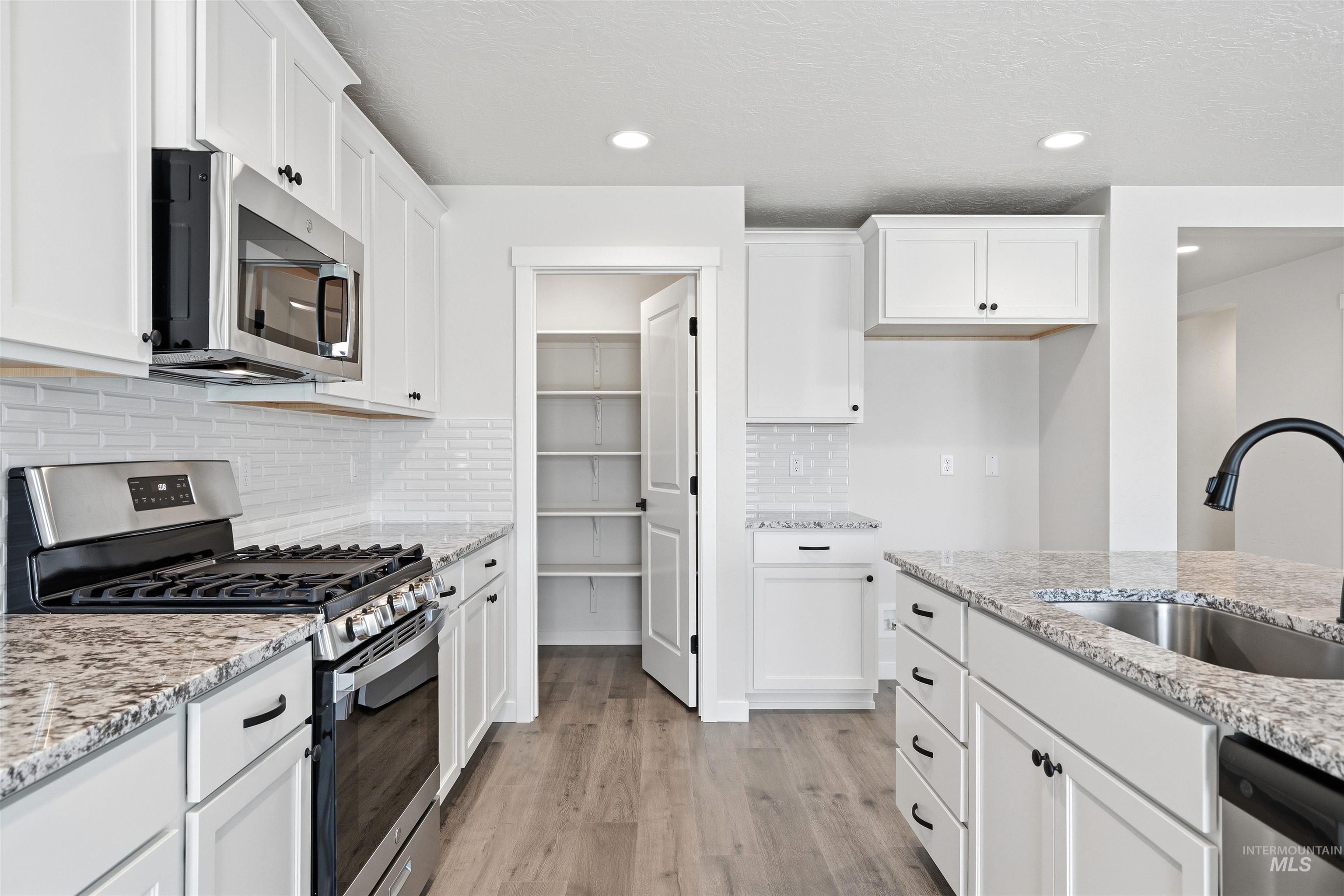1590 Witt St Property Photo 6