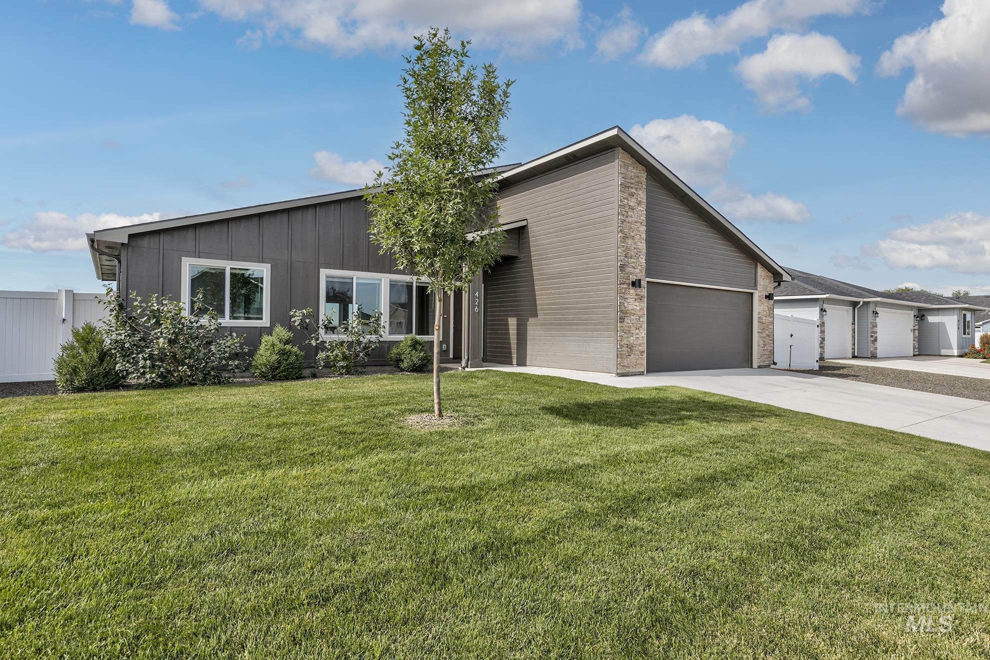 426 Stagecoach Ave Property Photo 2