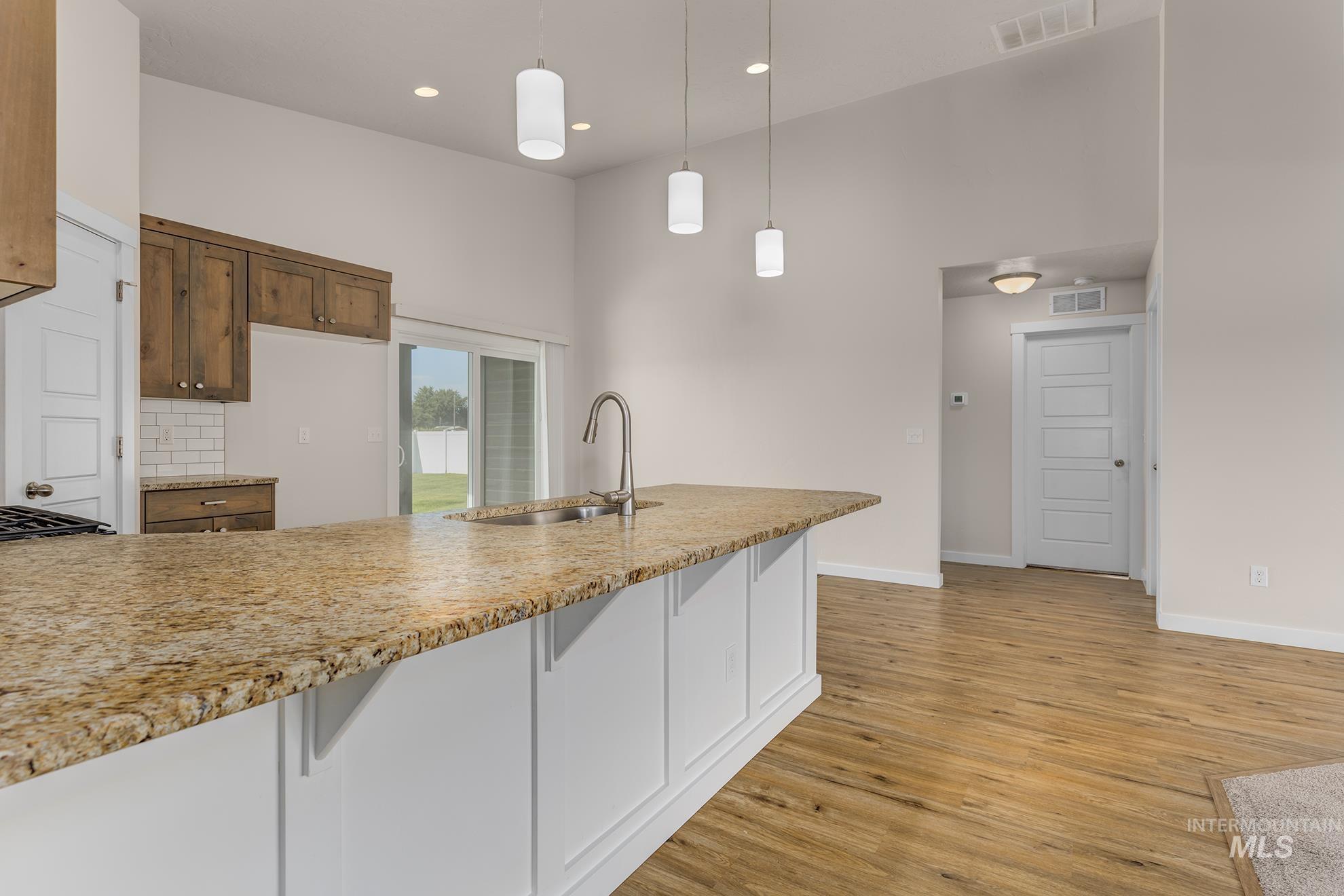 426 Stagecoach Ave Property Photo 7