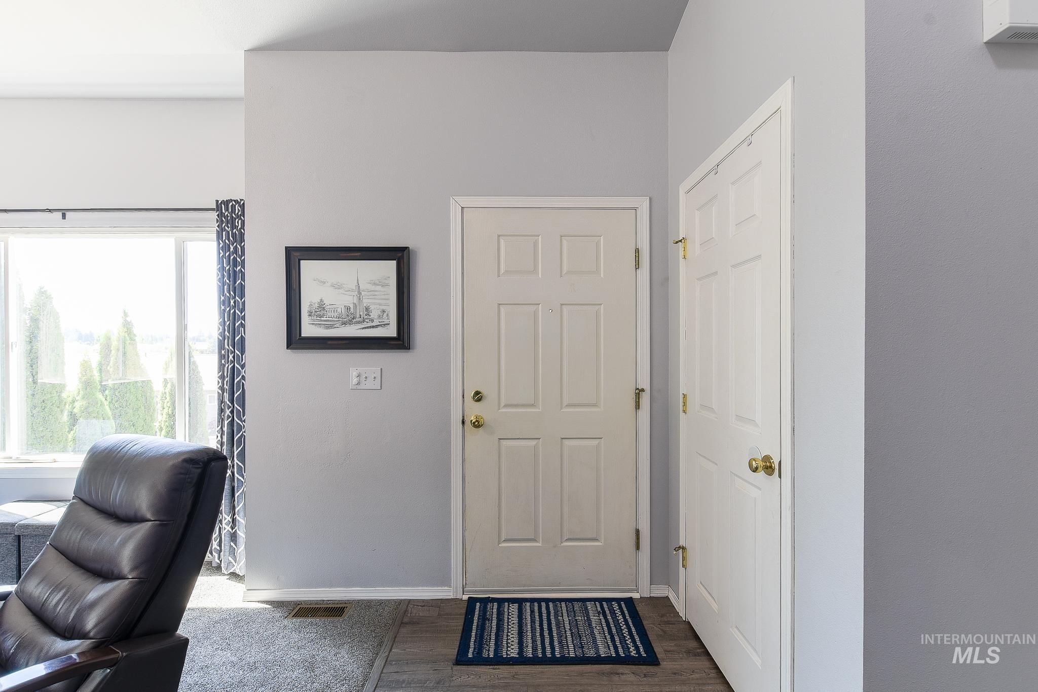 1008 Jefferson Ct Property Photo 6