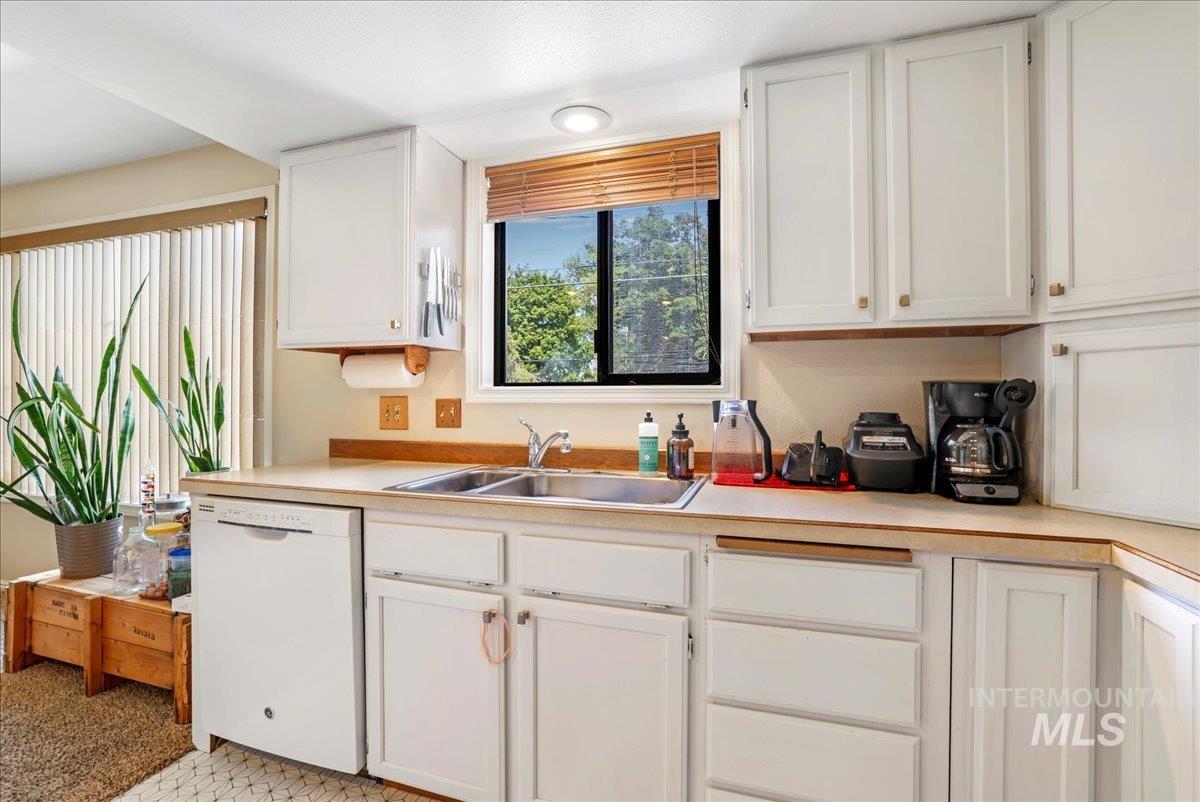 355 Elm St N Property Photo 14