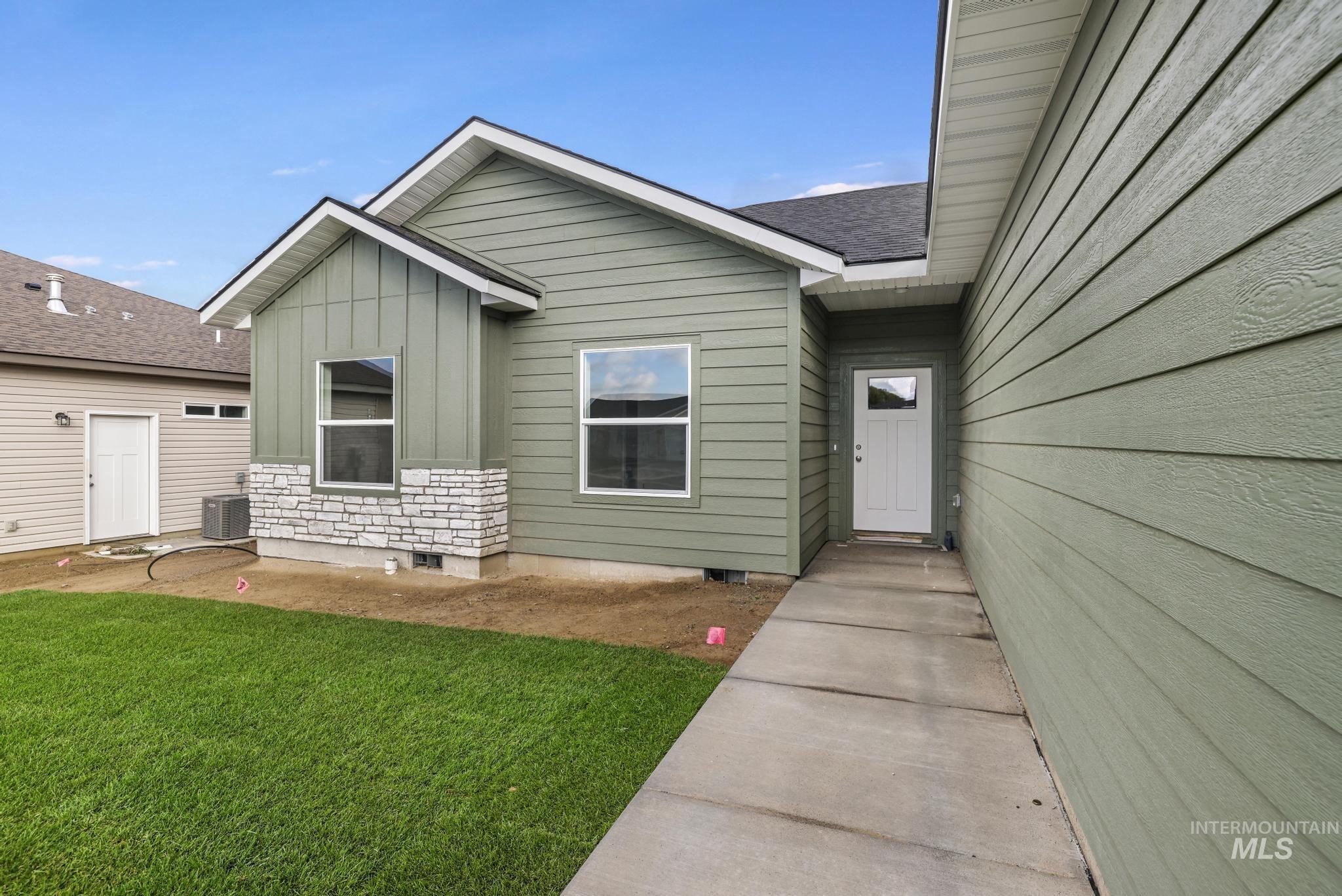 906 23rd Ave E Property Photo 2