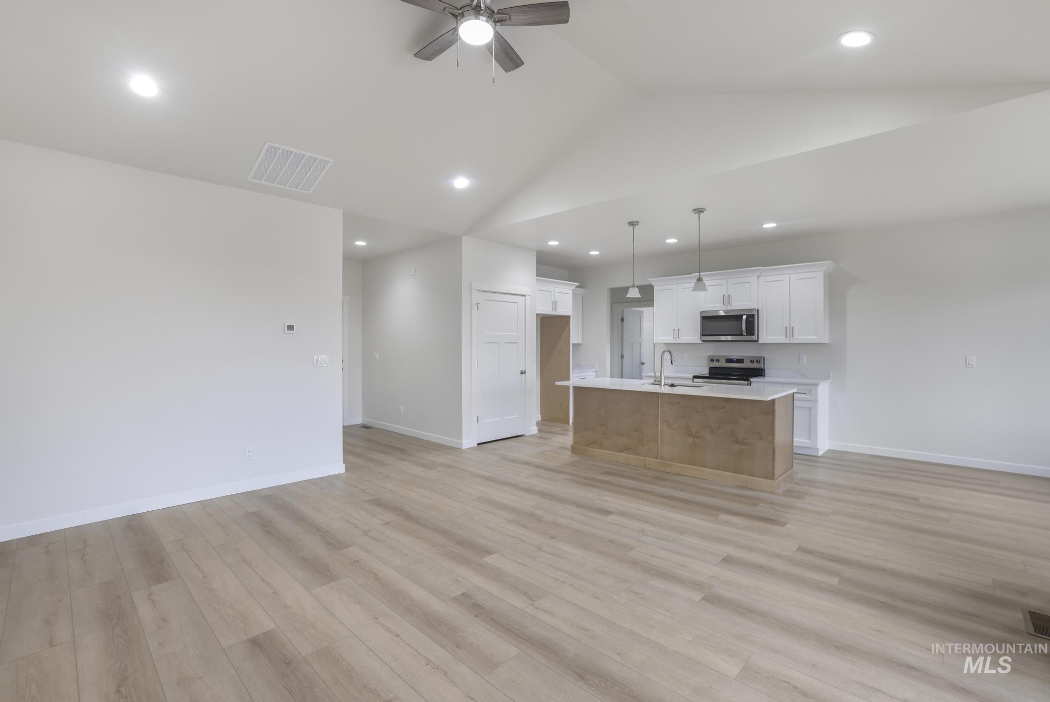 906 23rd Ave E Property Photo 4