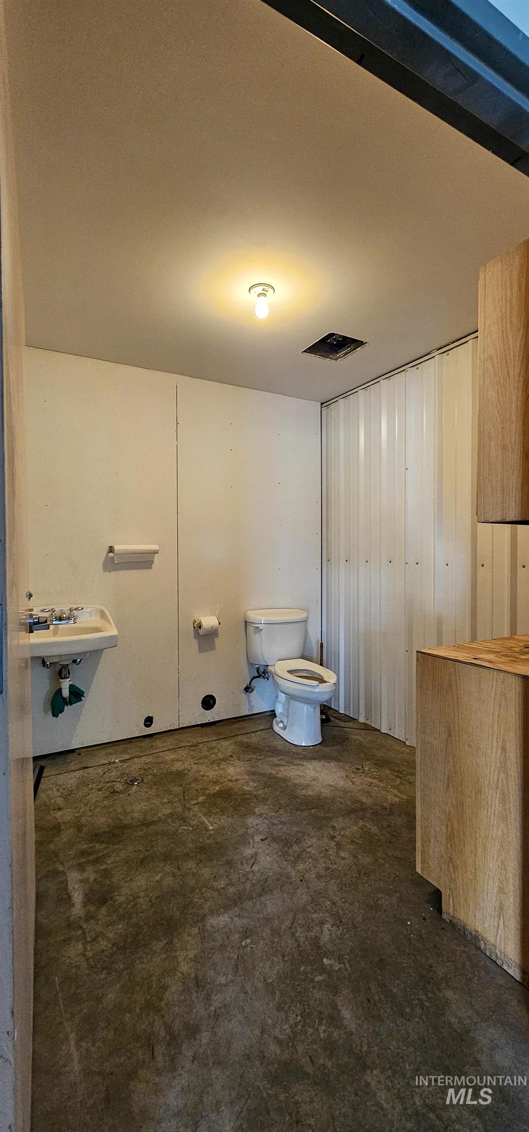 30 S Commercial St Property Photo 4