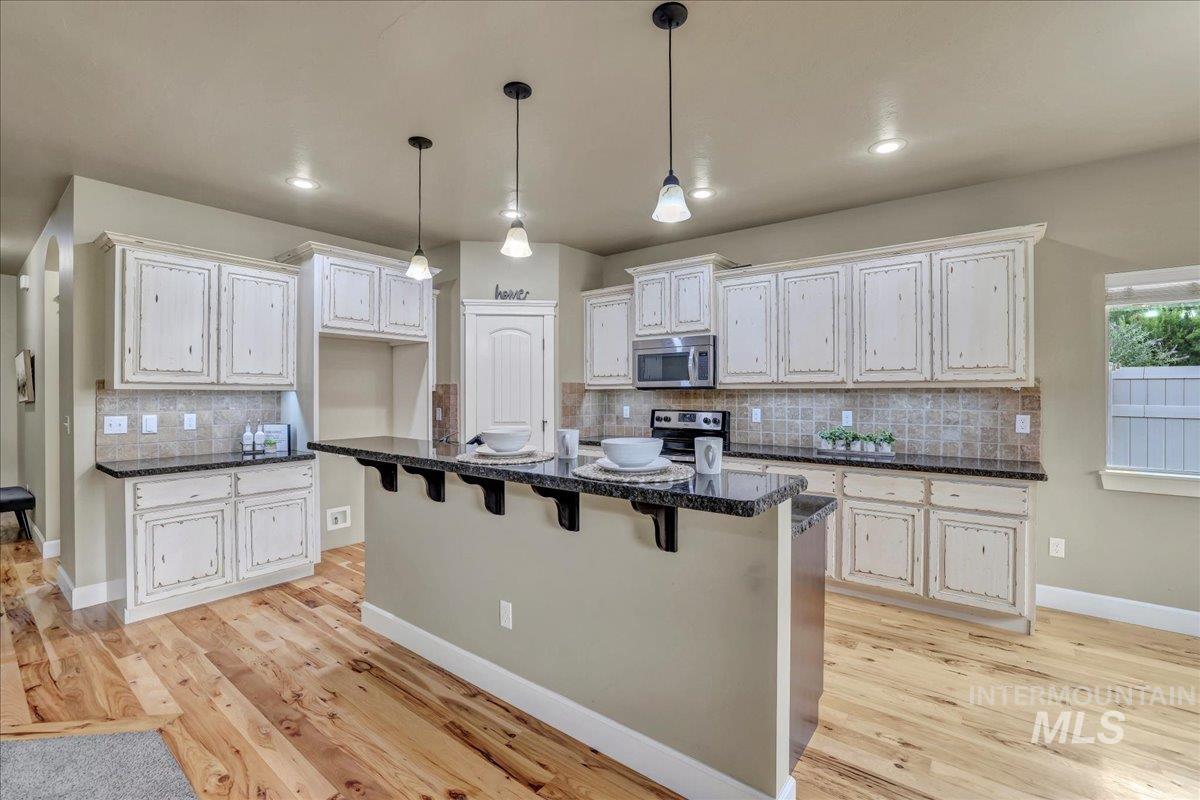 2137 Settlers Ln Property Photo 4