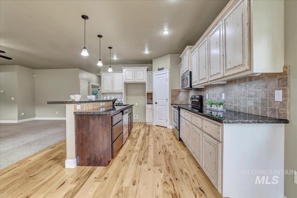 2137 Settlers Ln Property Photo 5