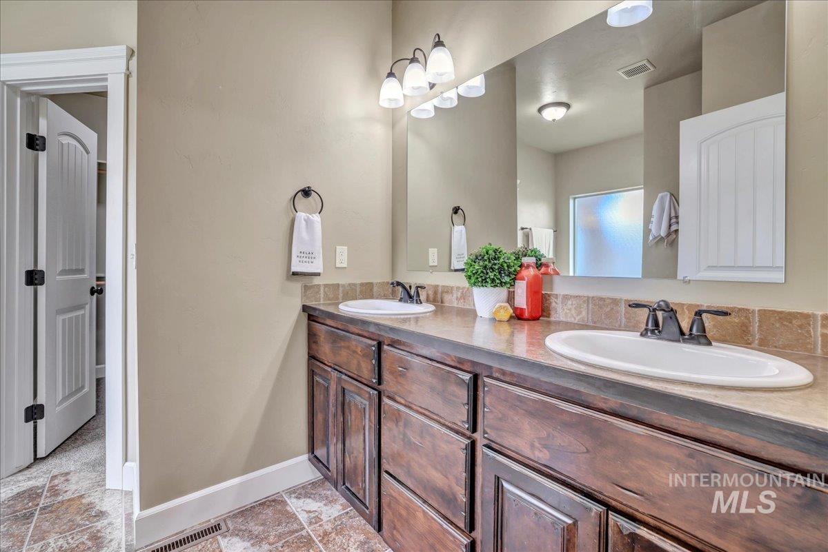 2137 Settlers Ln Property Photo 15