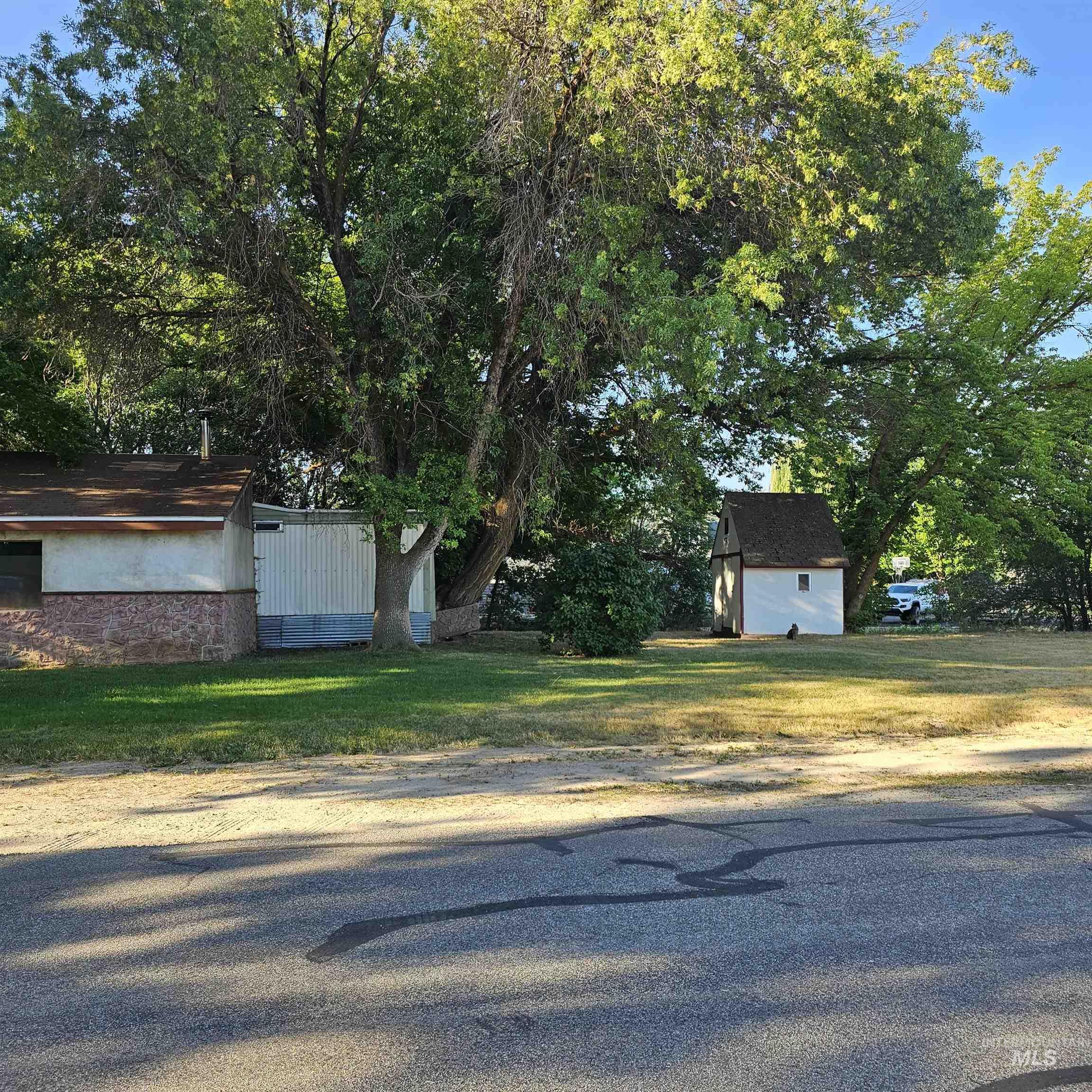 2141 E Syringa Property Photo 11