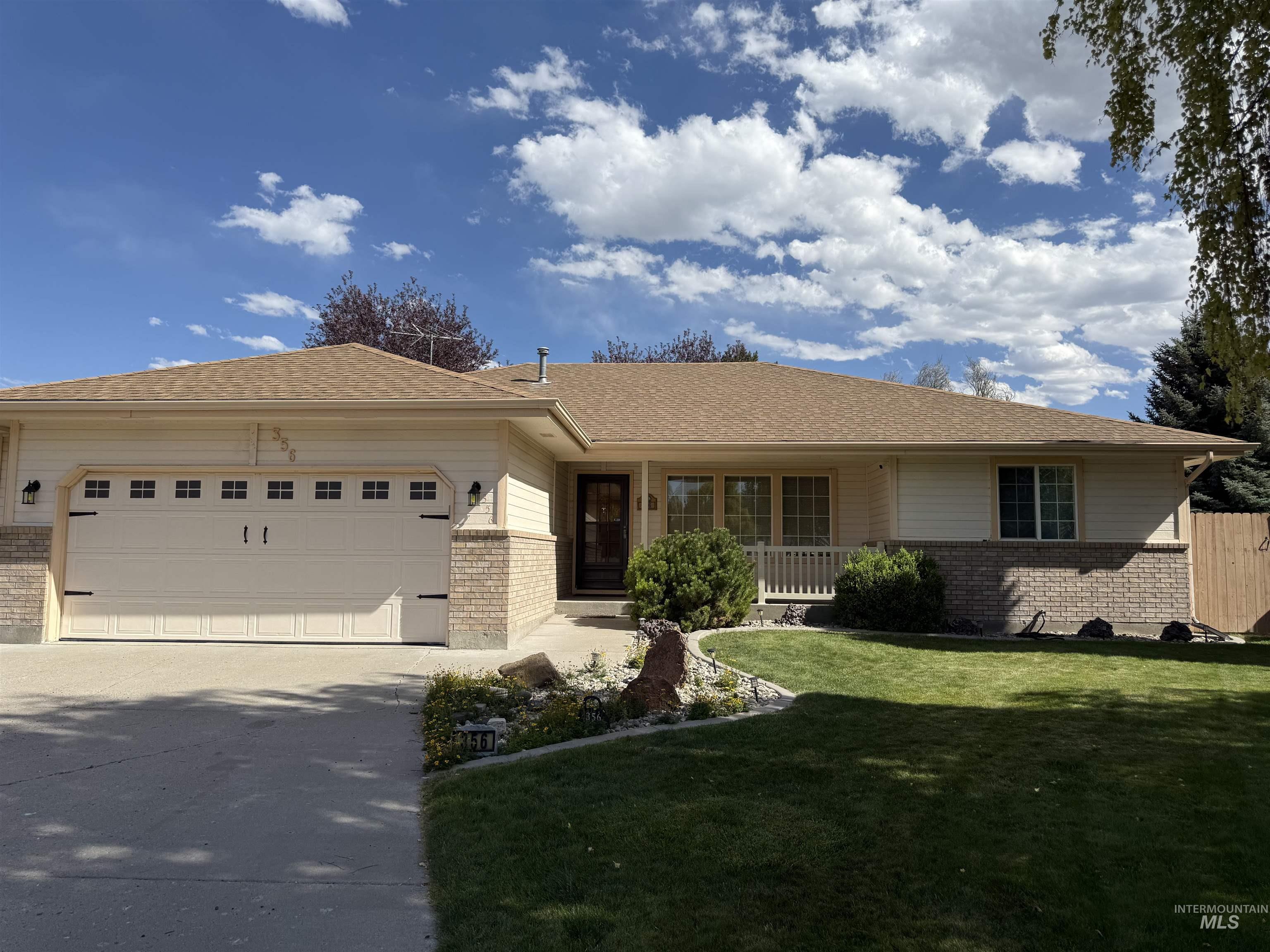 356 Monroe Cir Property Photo