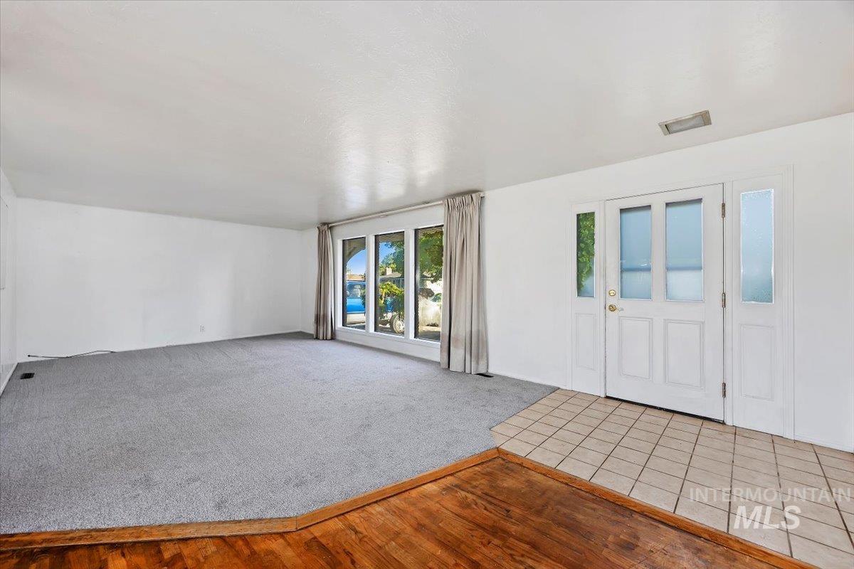 305 Lucille St. Property Photo 5