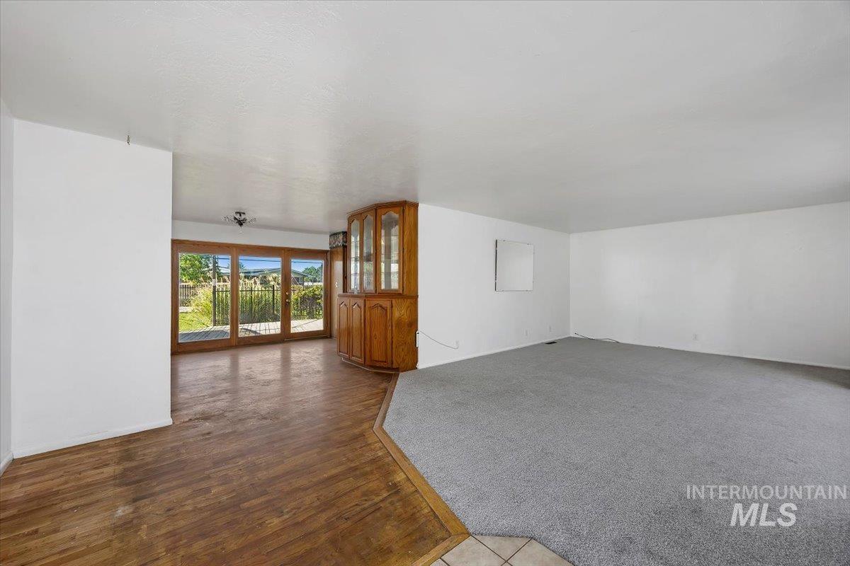 305 Lucille St. Property Photo 6