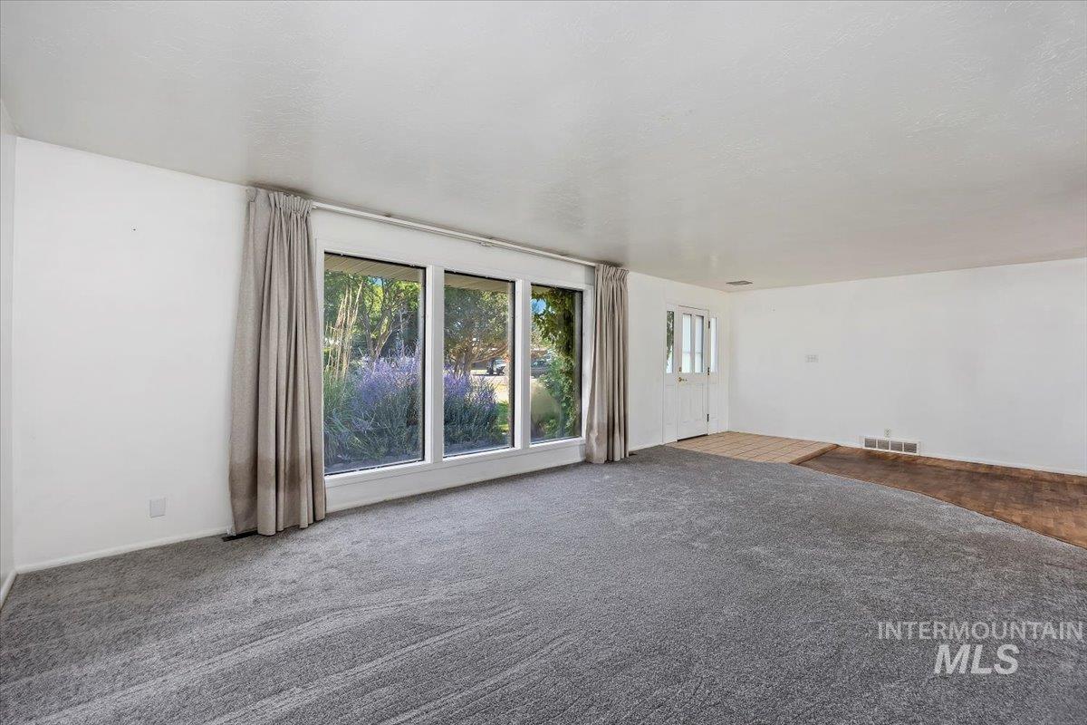 305 Lucille St. Property Photo 8