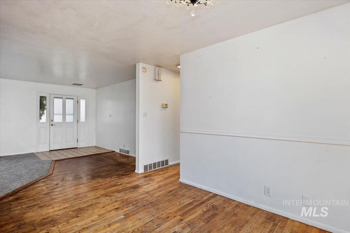 305 Lucille St. Property Photo 10