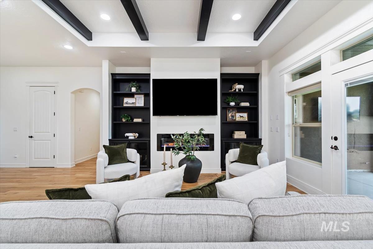 1535 N Luge Property Photo 9