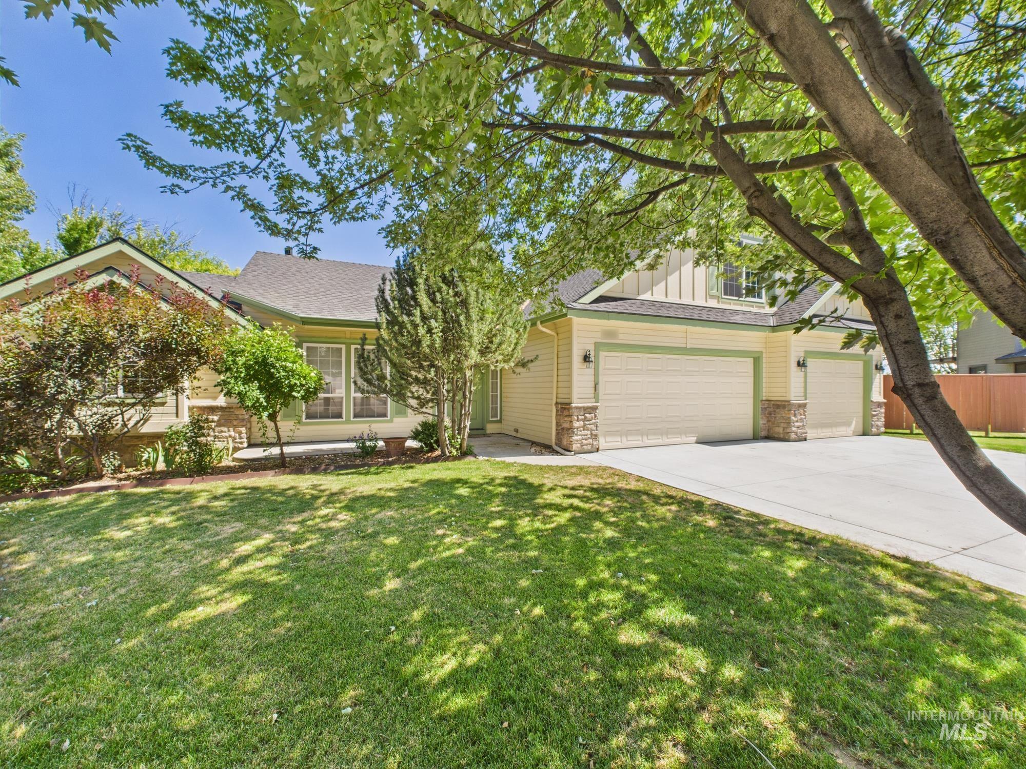 265 N Hullen Pl Property Photo 3