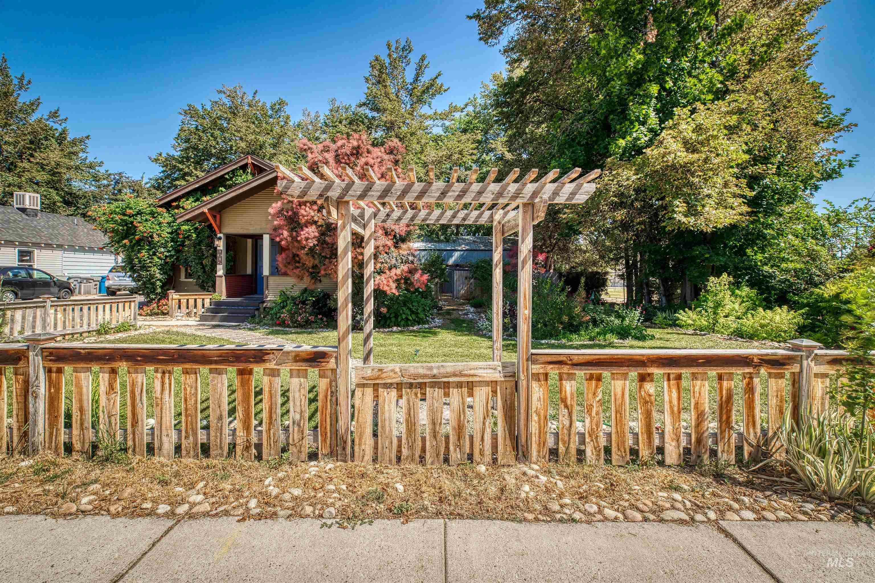 1015 E Logan Street Property Photo 2