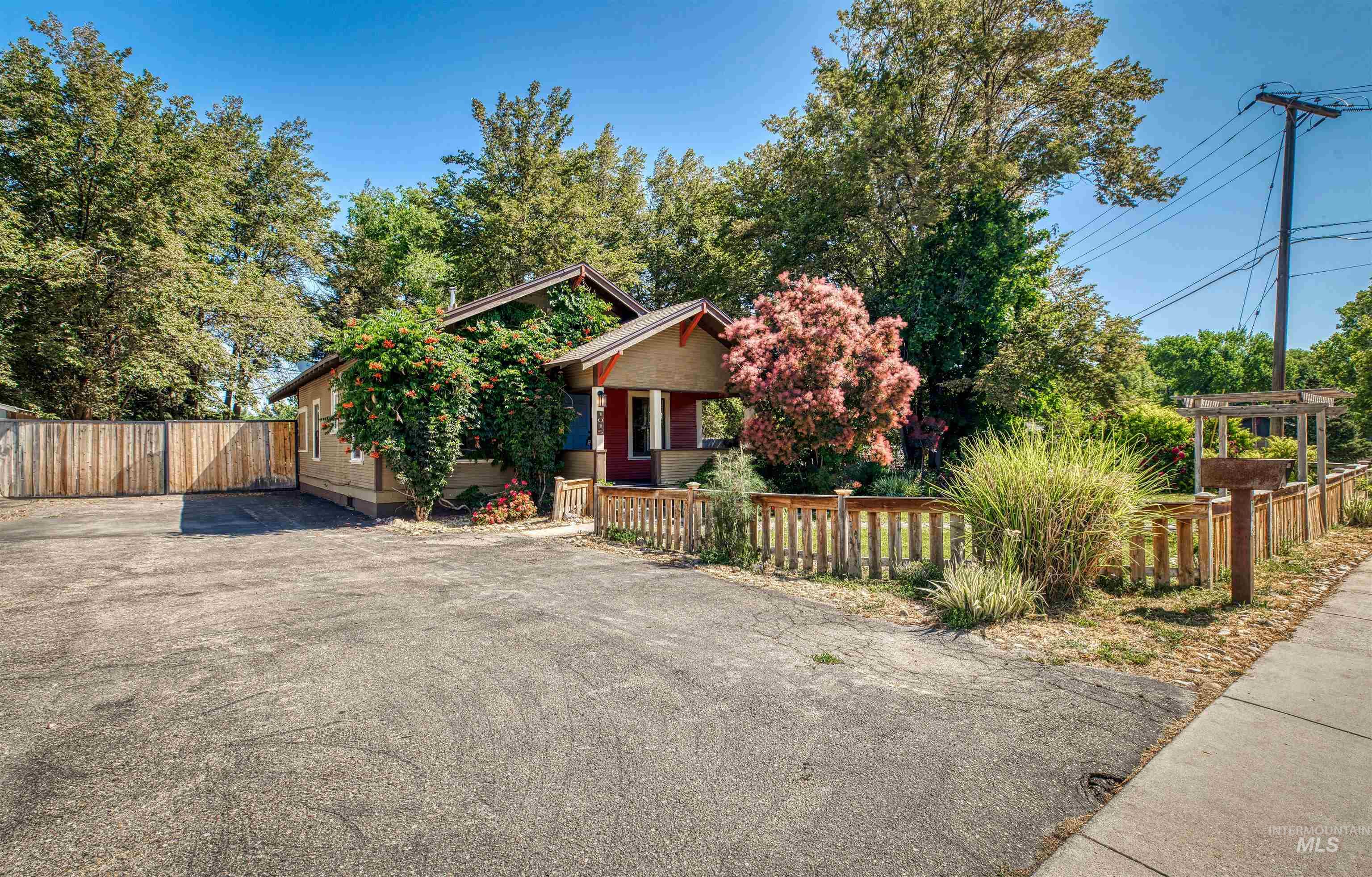 1015 E Logan Street Property Photo 4