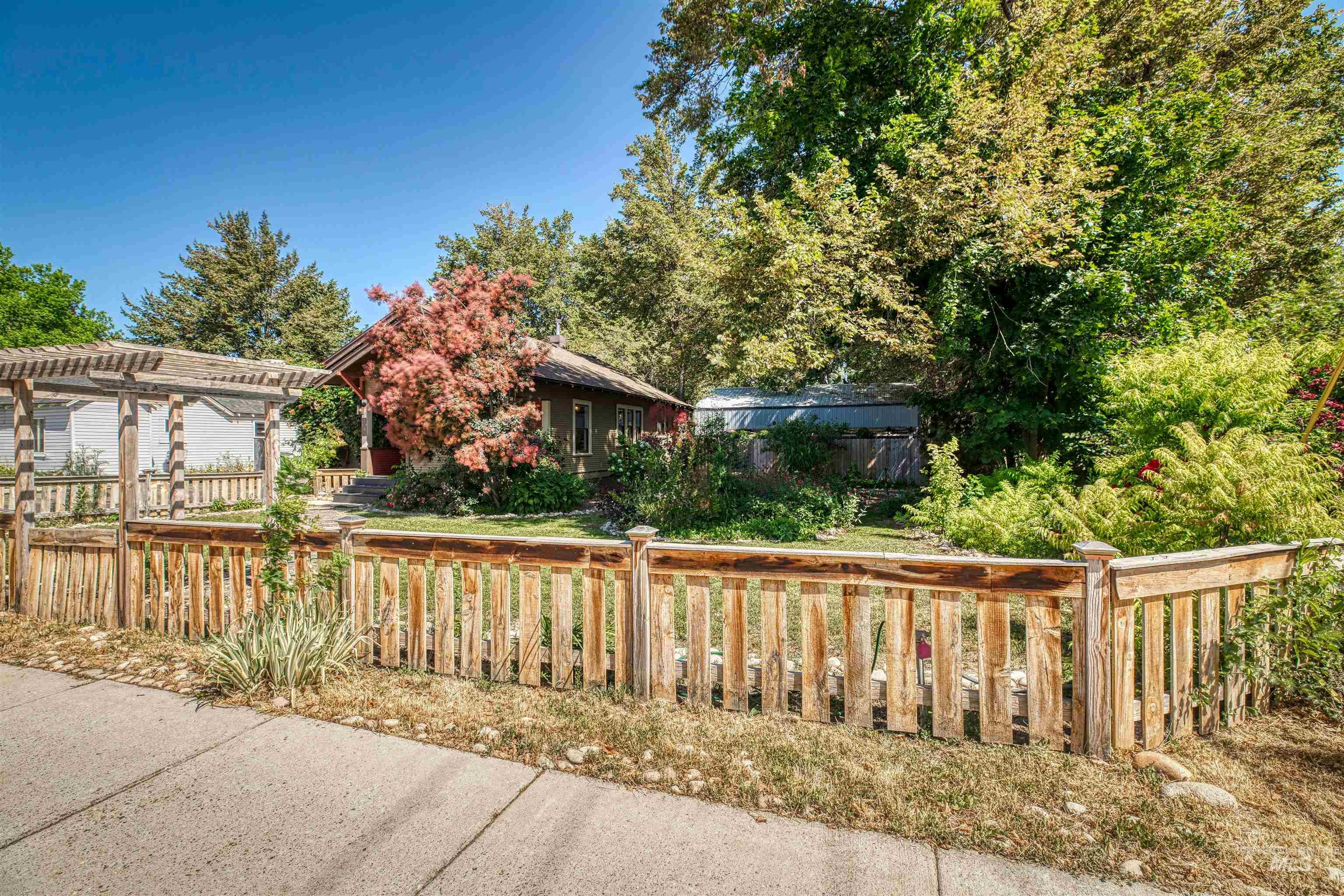 1015 E Logan Street Property Photo 7