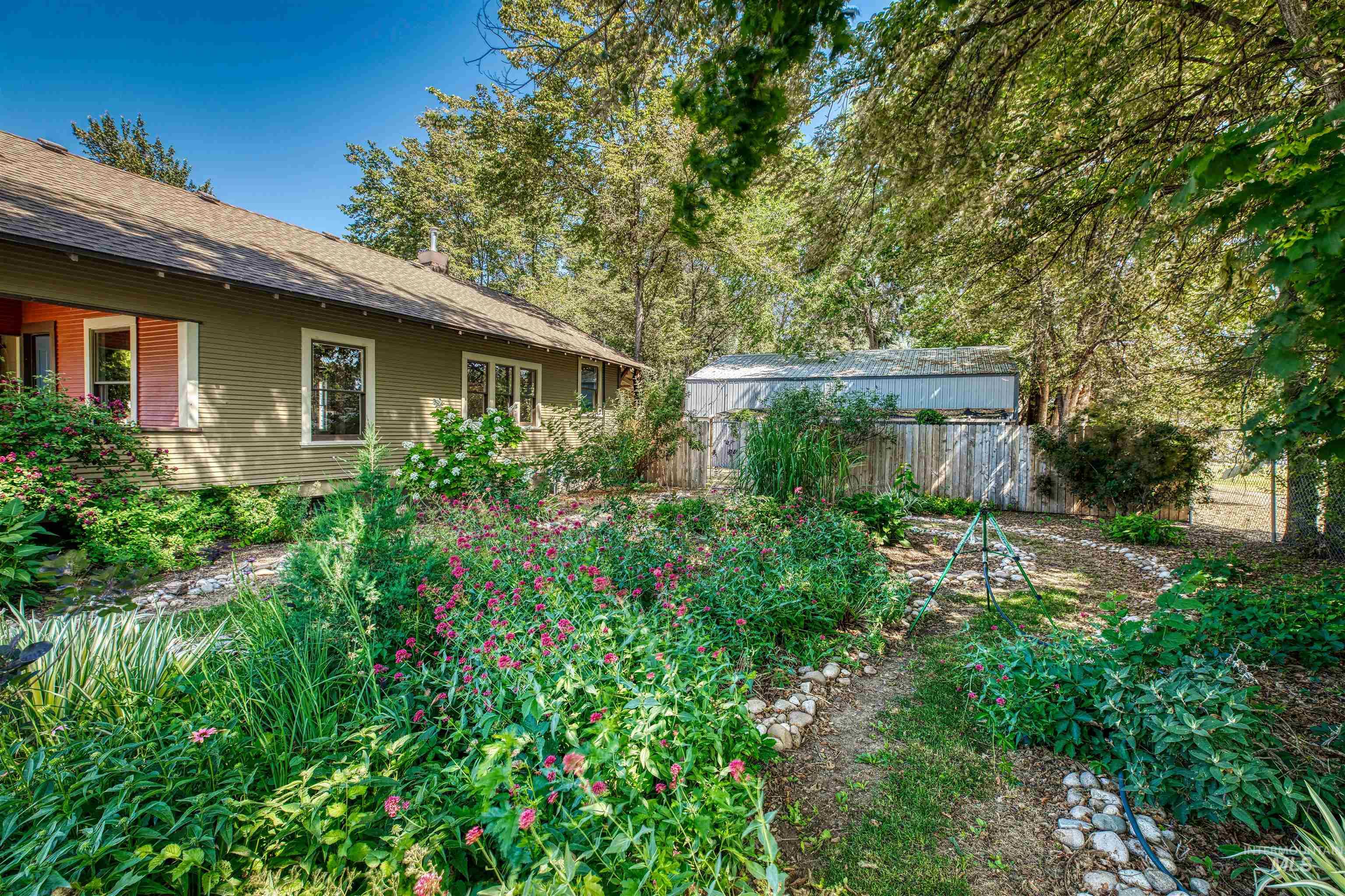 1015 E Logan Street Property Photo 9