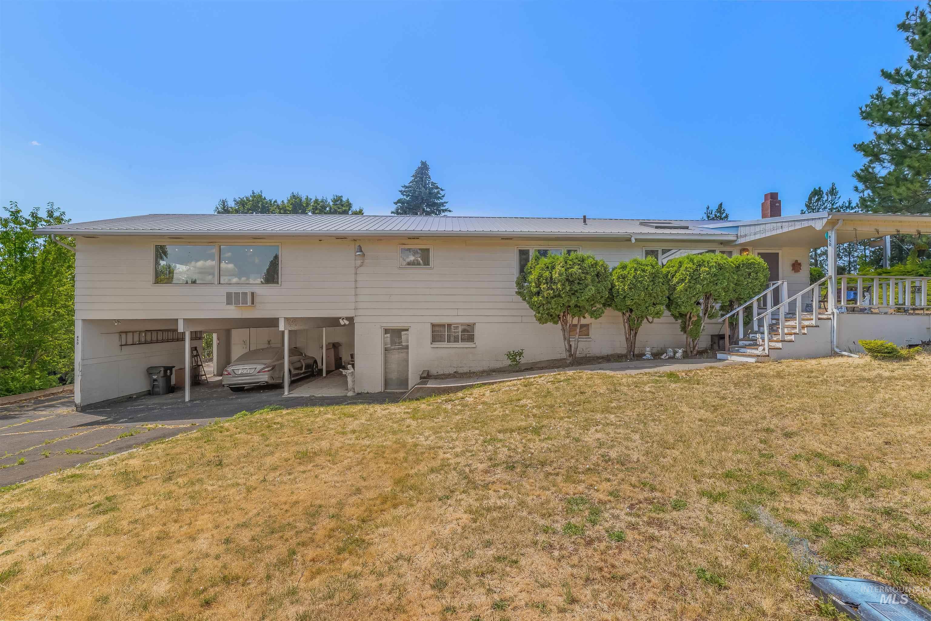 850 Maple St Property Photo 1