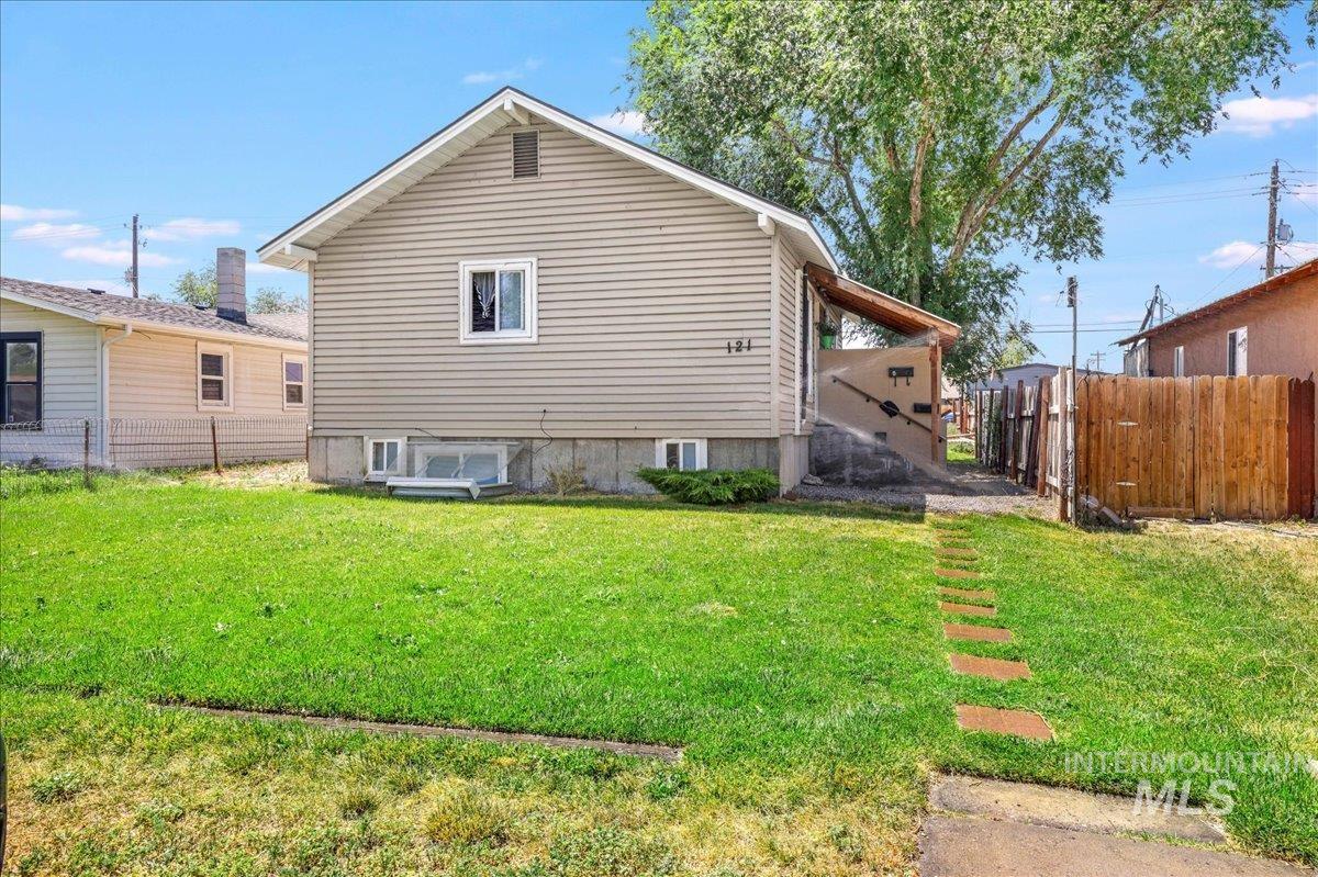 121 7th Ave South Property Photo 1
