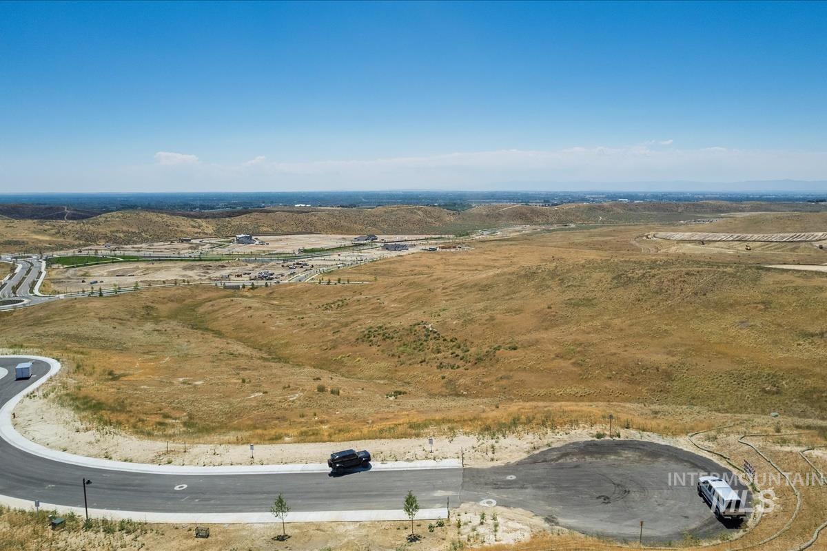 7299 N Cairnhill Way Property Photo 2