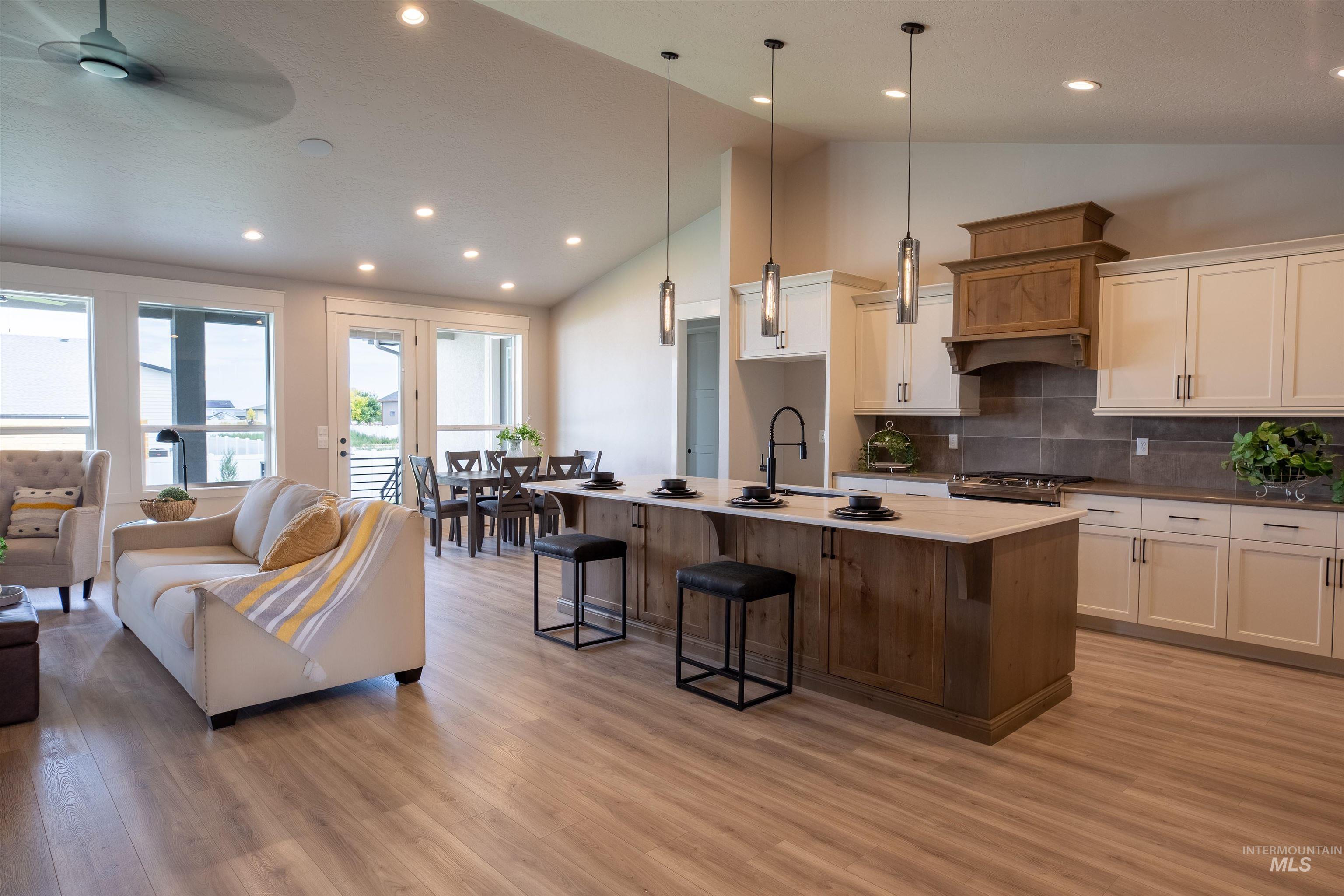 132 E Heliotrope Drive Property Photo 8