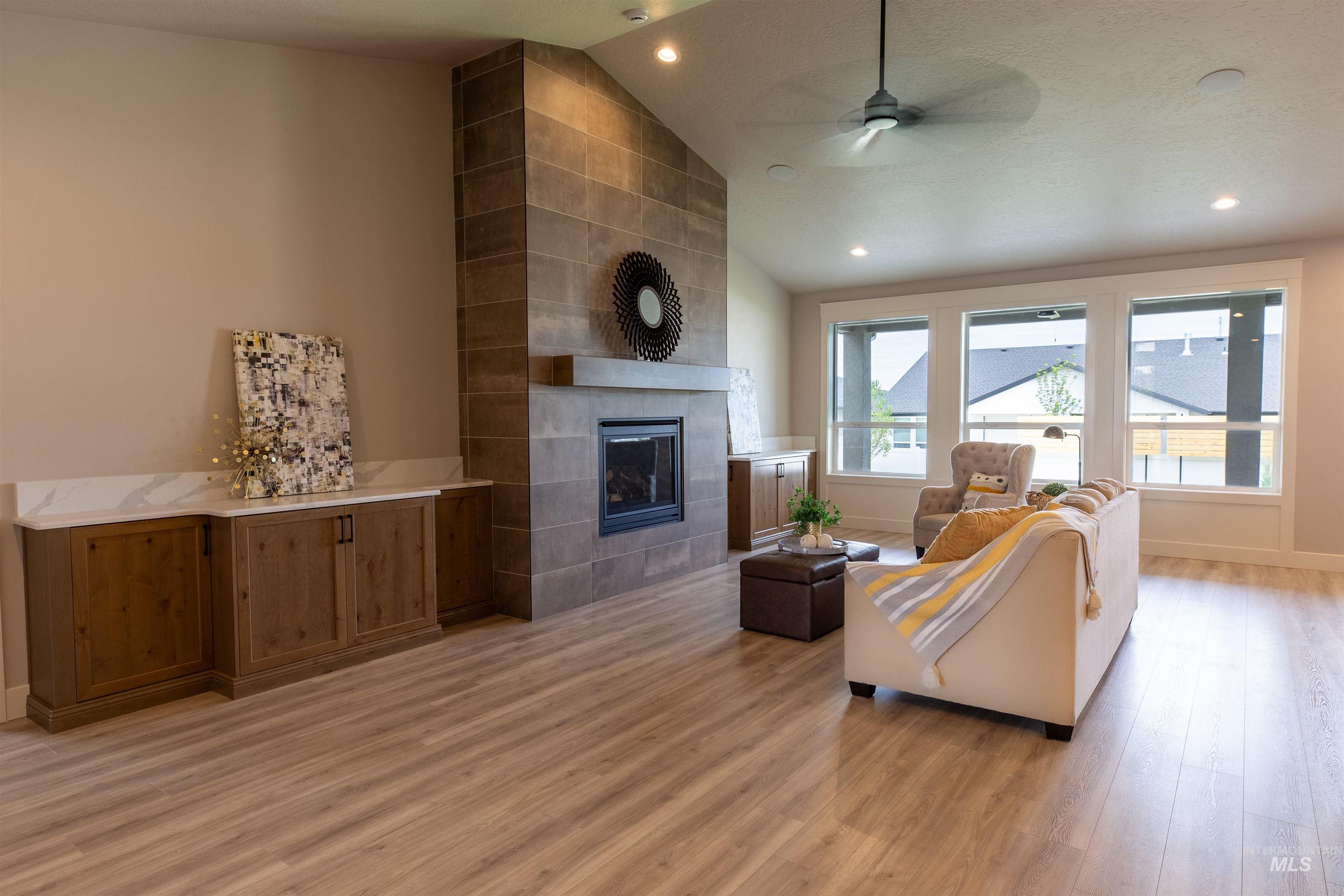 132 E Heliotrope Drive Property Photo 9