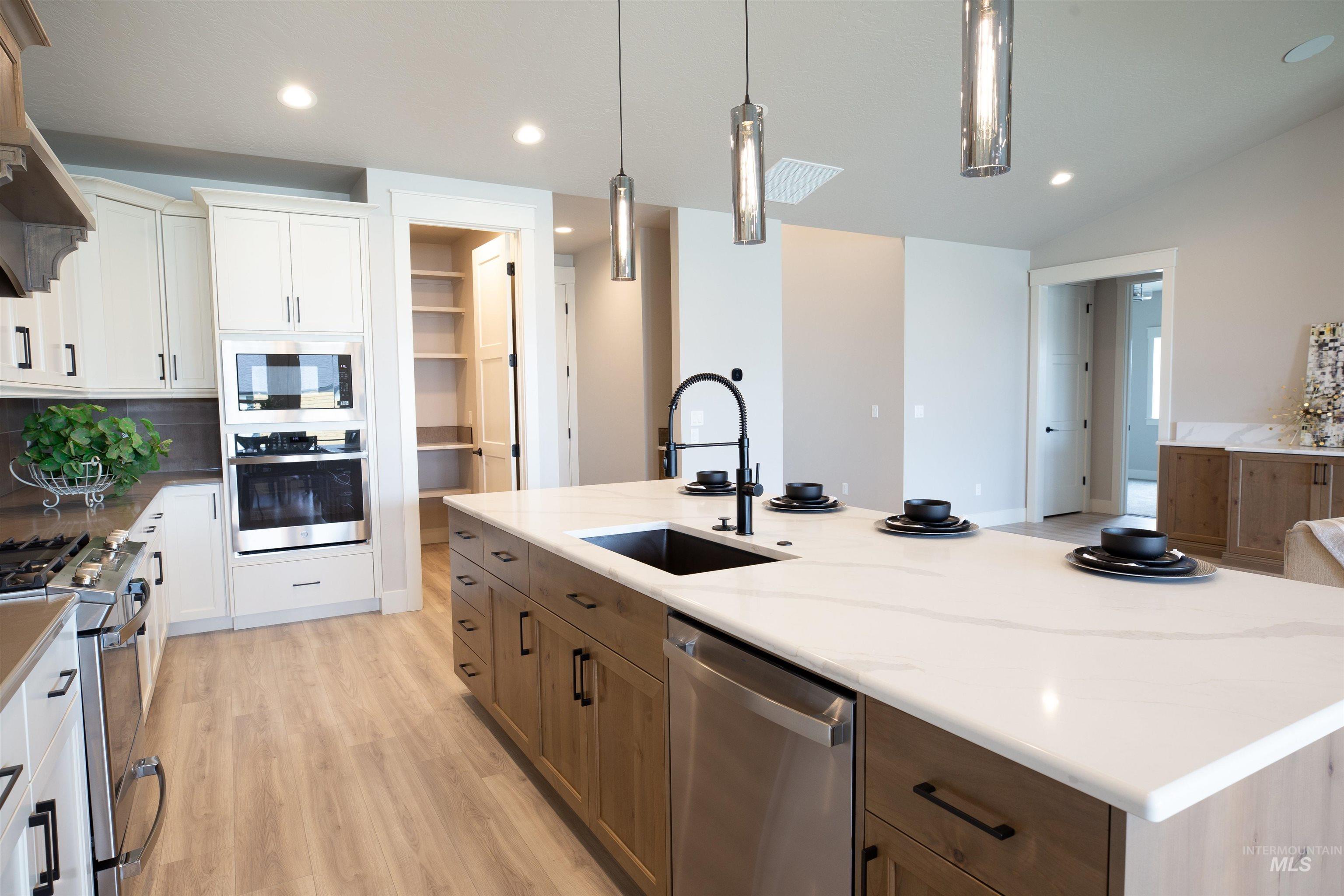 132 E Heliotrope Drive Property Photo 16