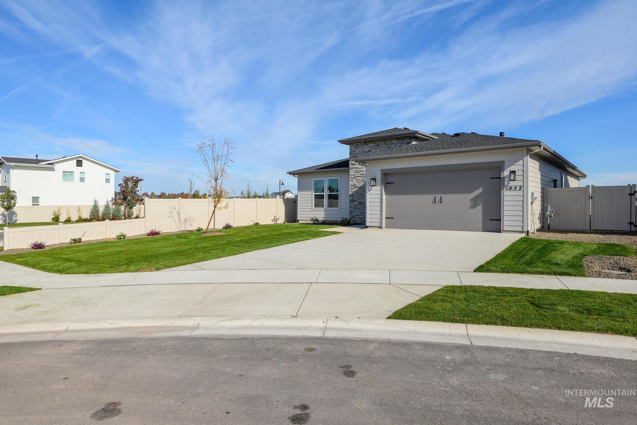 1052 N Kenora Pl Property Photo 3