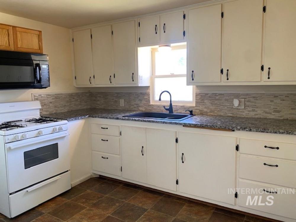 123 N Venice St Property Photo 2