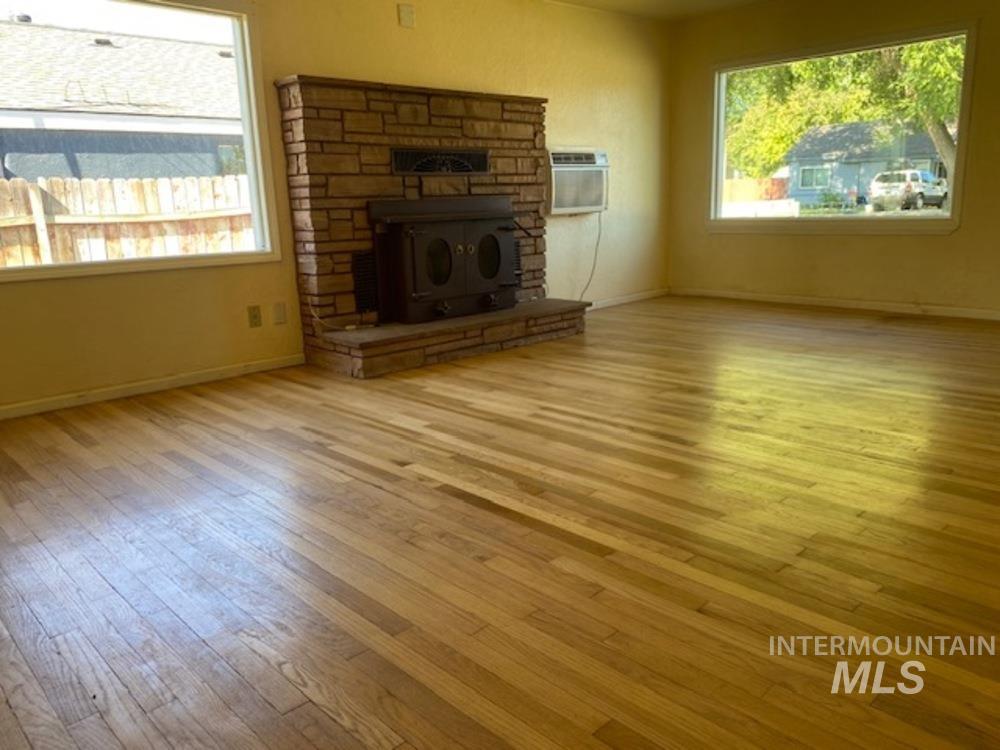 123 N Venice St Property Photo 3