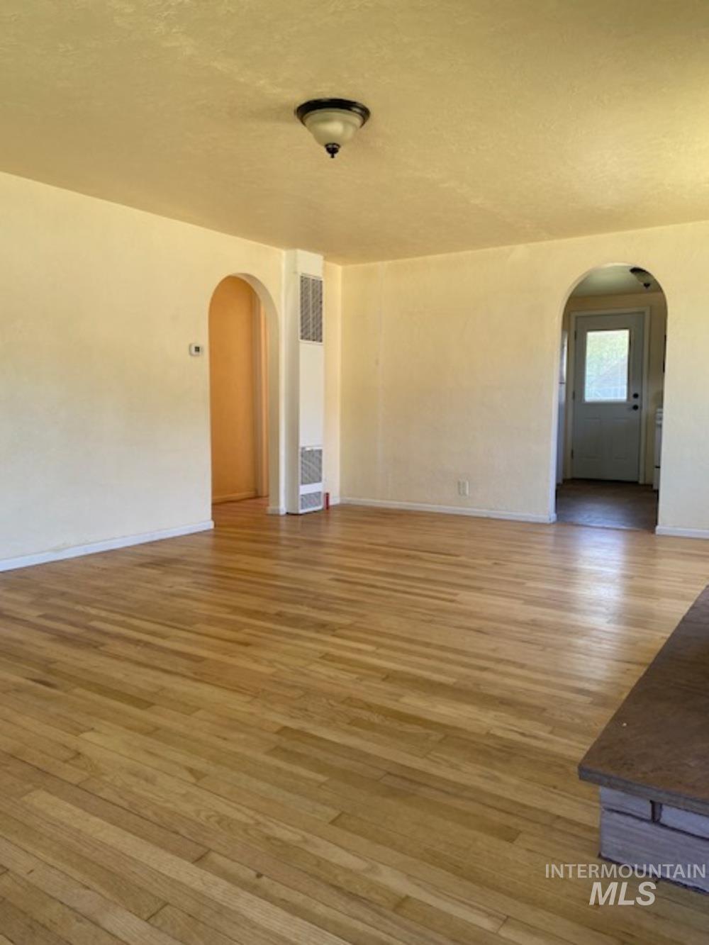 123 N Venice St Property Photo 4