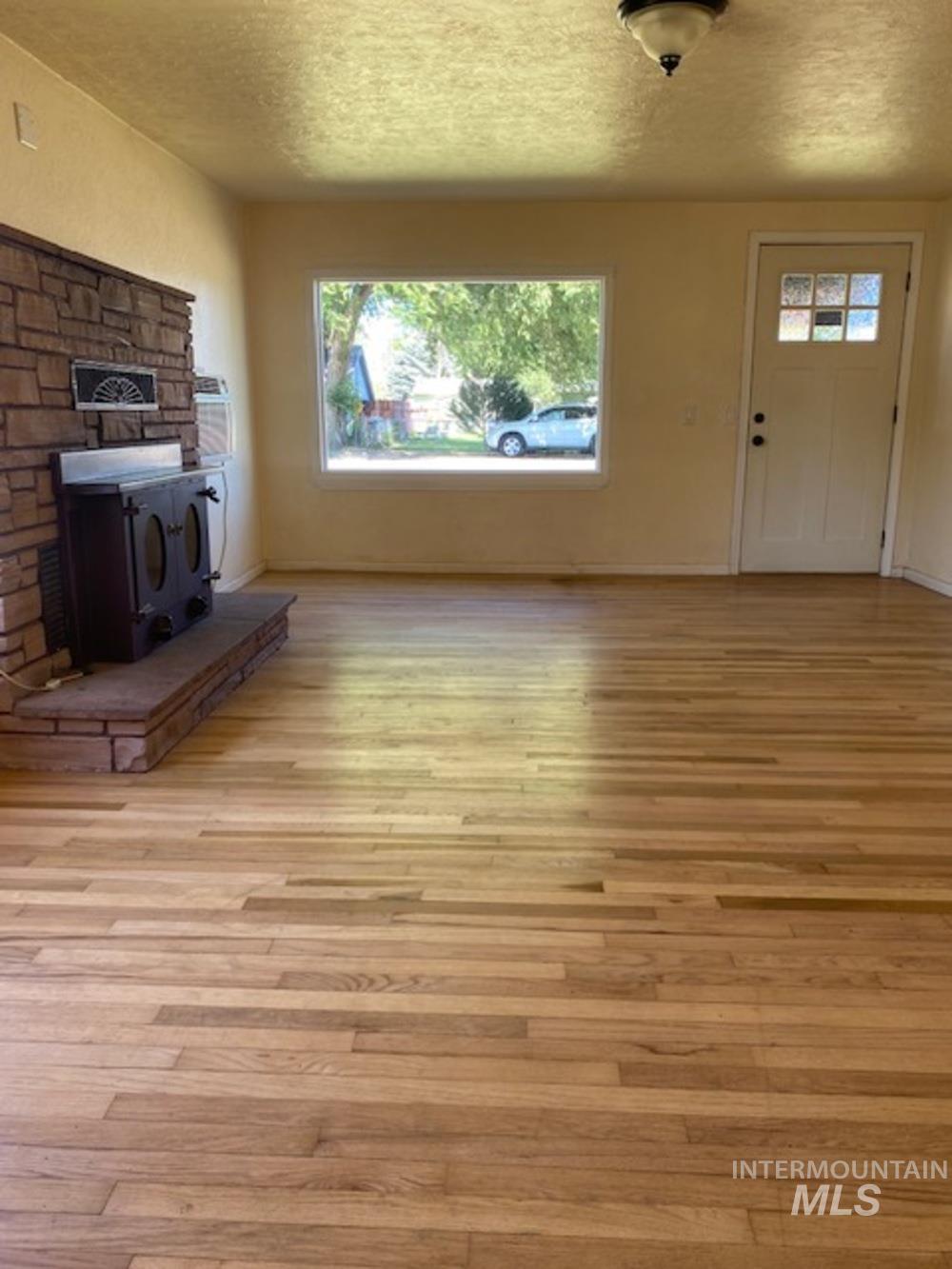 123 N Venice St Property Photo 5