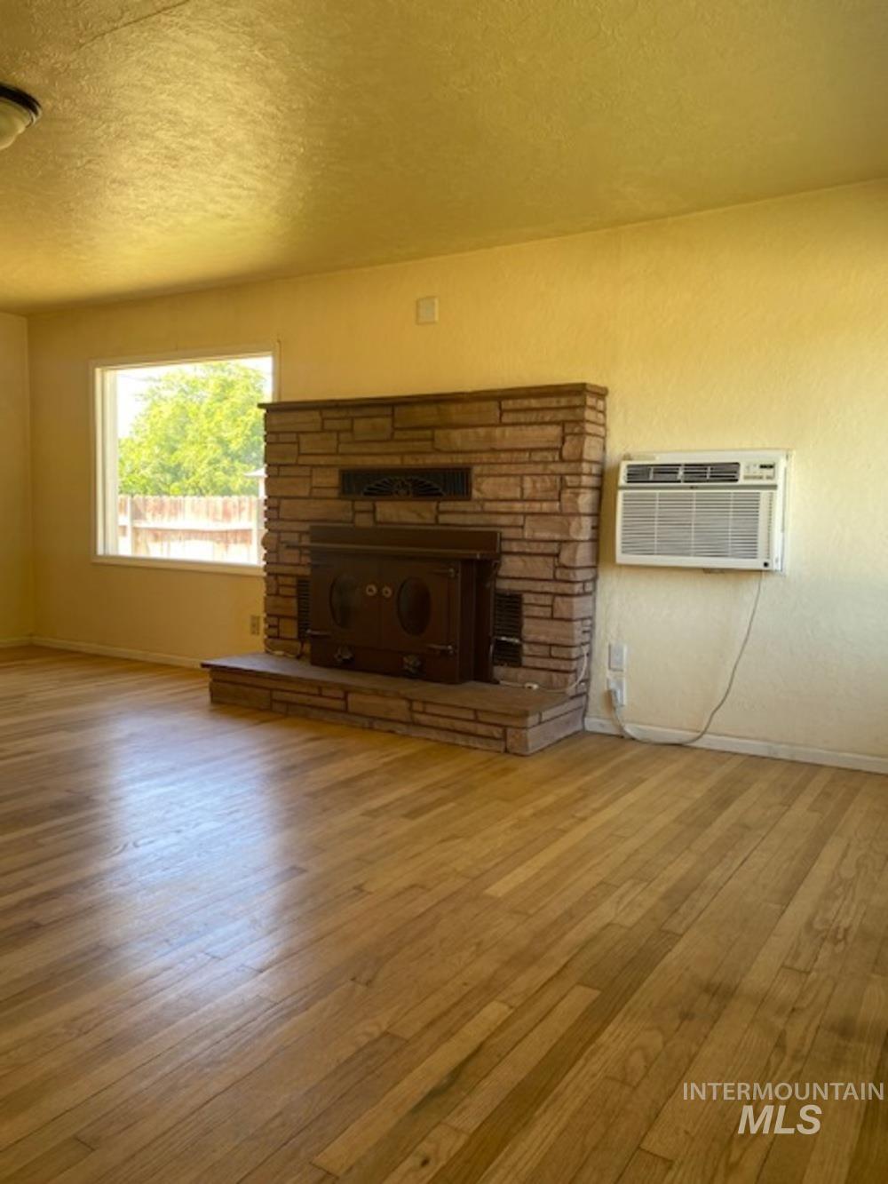 123 N Venice St Property Photo 6