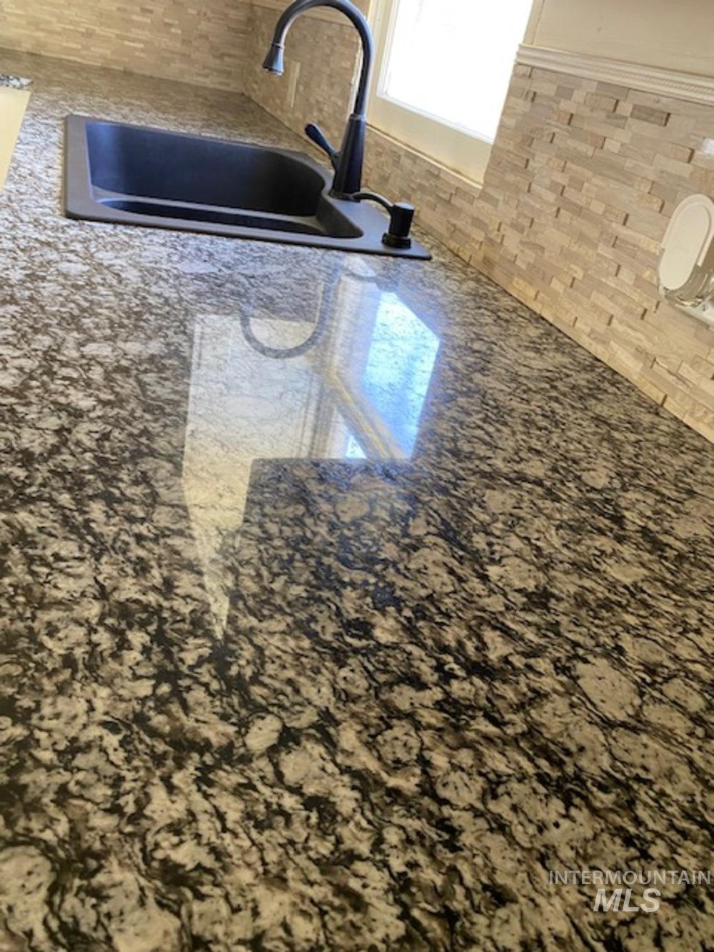 123 N Venice St Property Photo 10