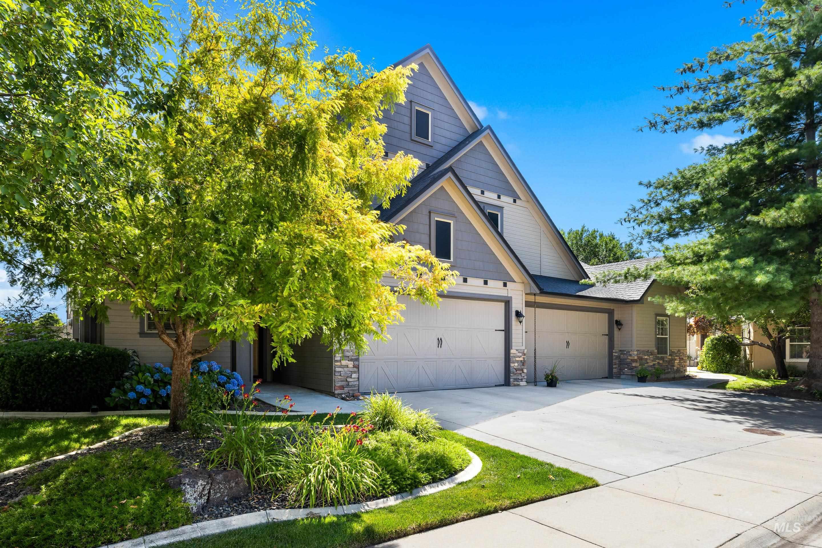 3286 N Gaviola Ave Property Photo 4