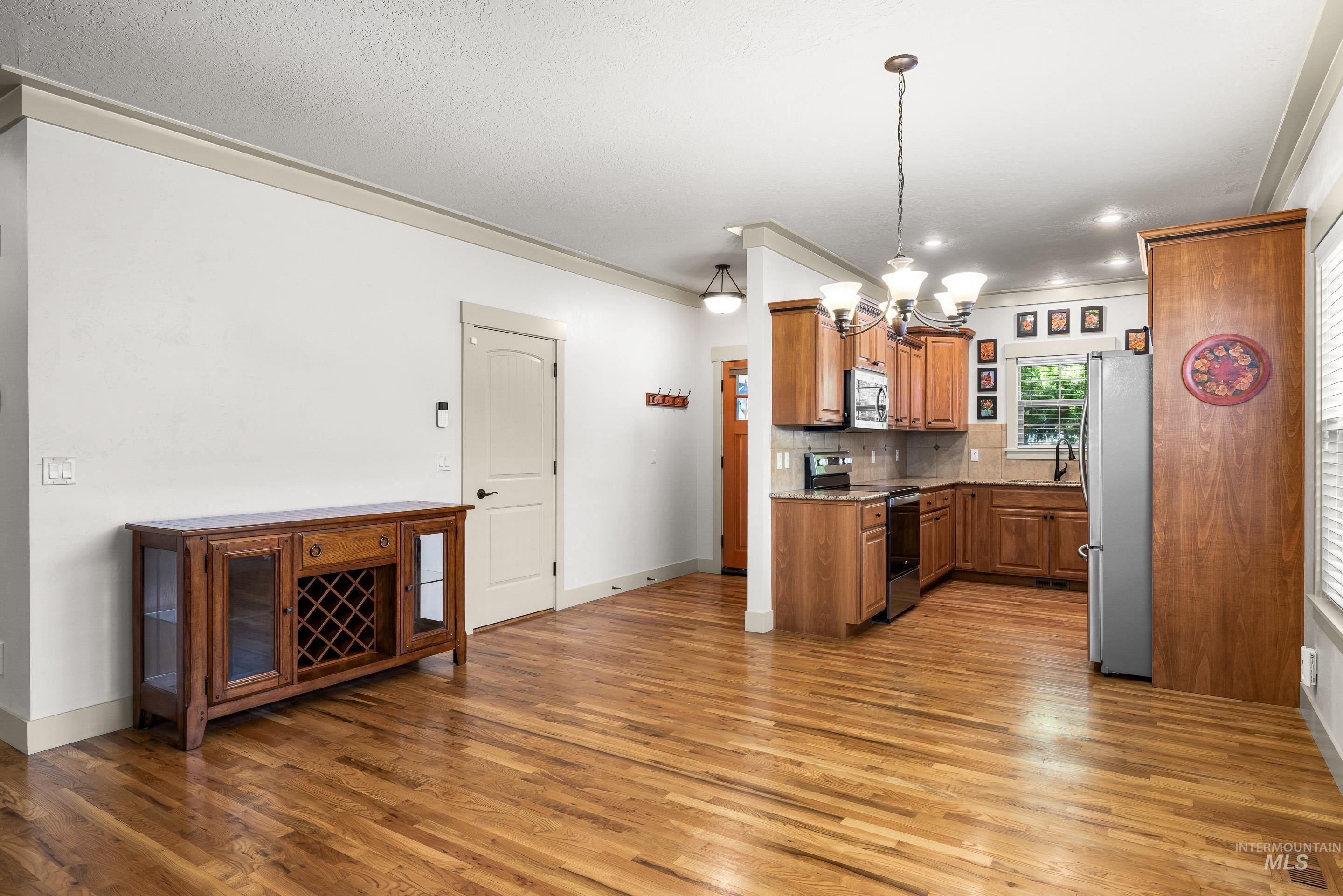 3286 N Gaviola Ave Property Photo 7