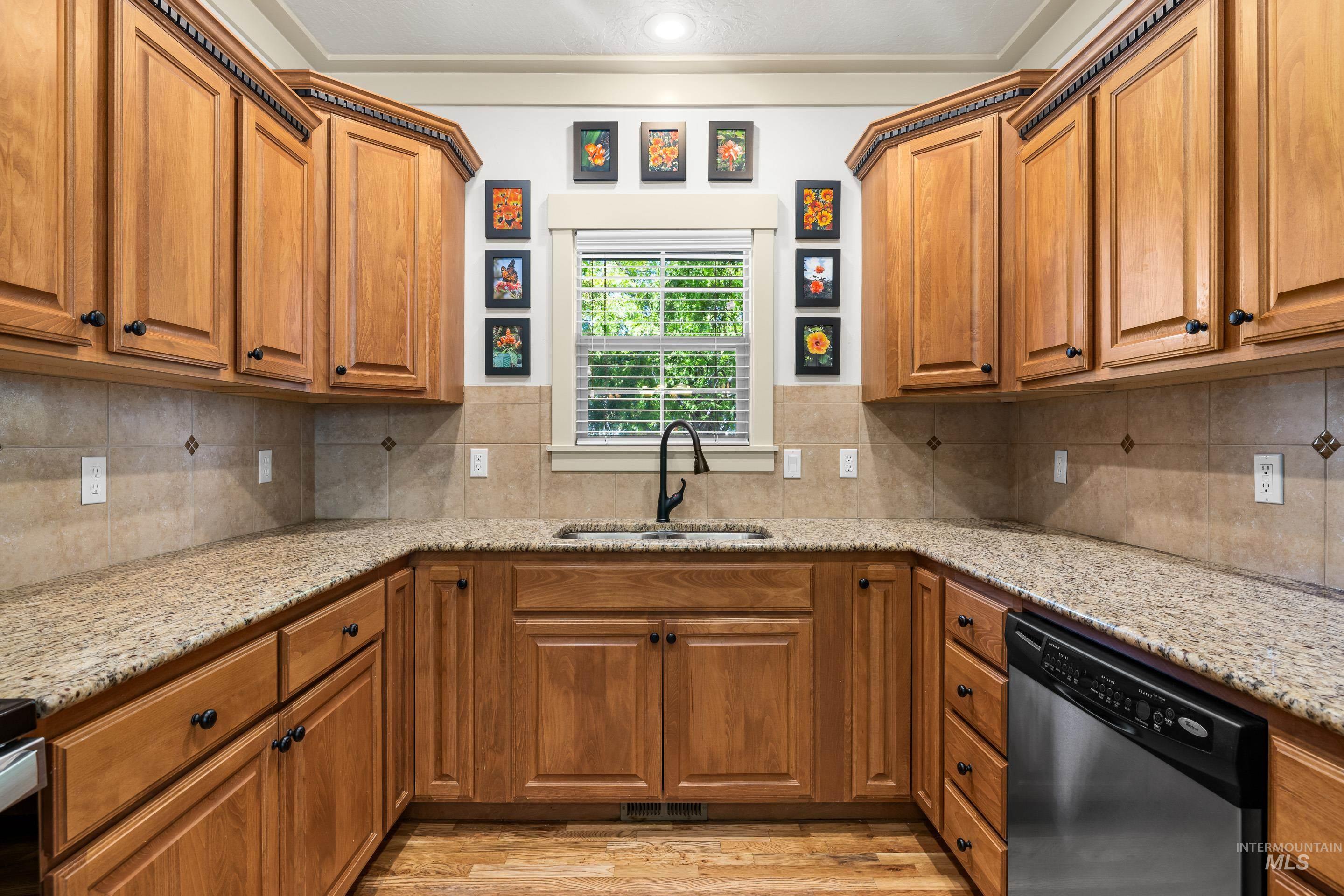 3286 N Gaviola Ave Property Photo 9