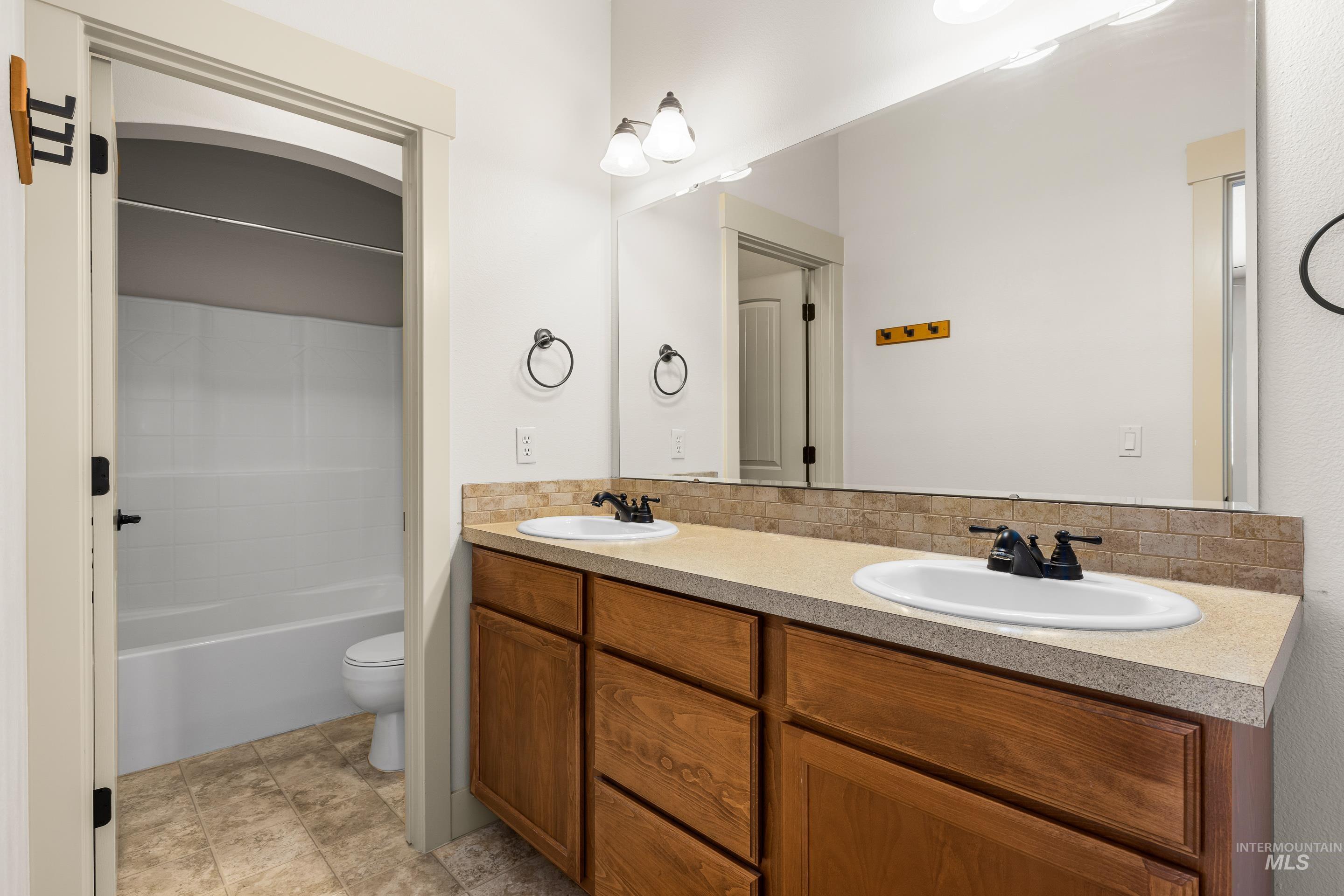 3286 N Gaviola Ave Property Photo 29