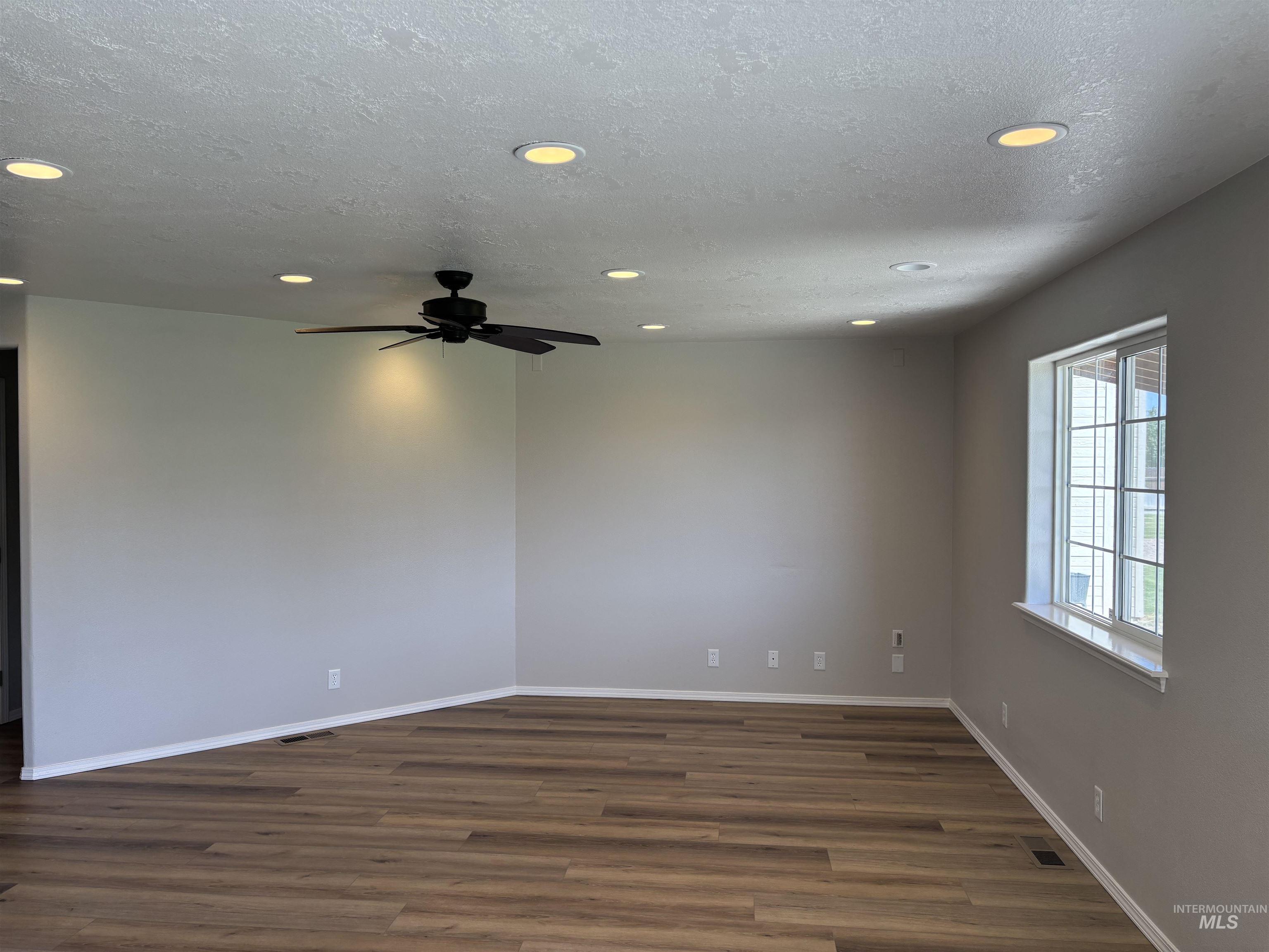 1190 Nw Bluegrass Cr Property Photo 12