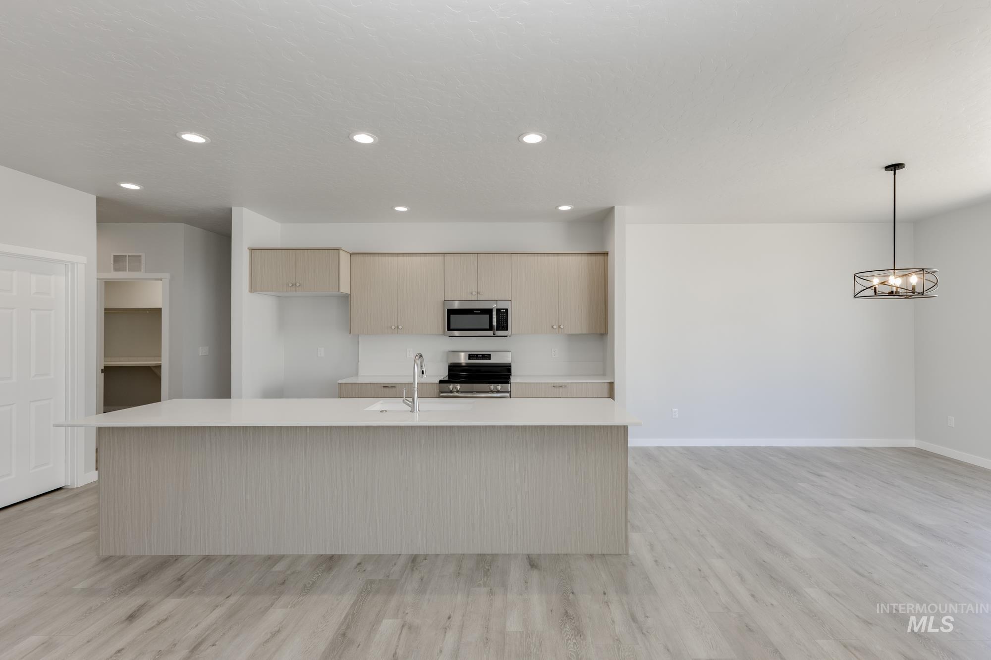 684 W Striped Owl St Property Photo 3