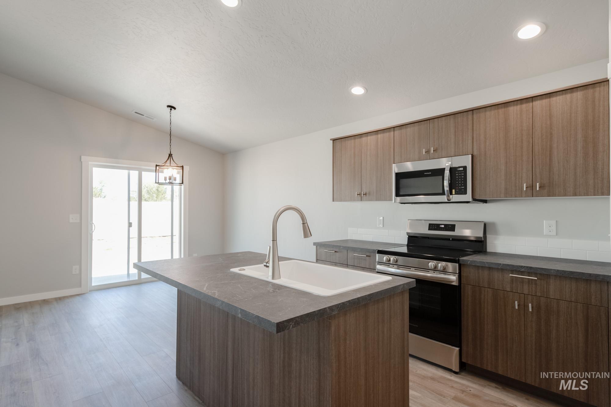 3408 W Morere Dr Property Photo 3