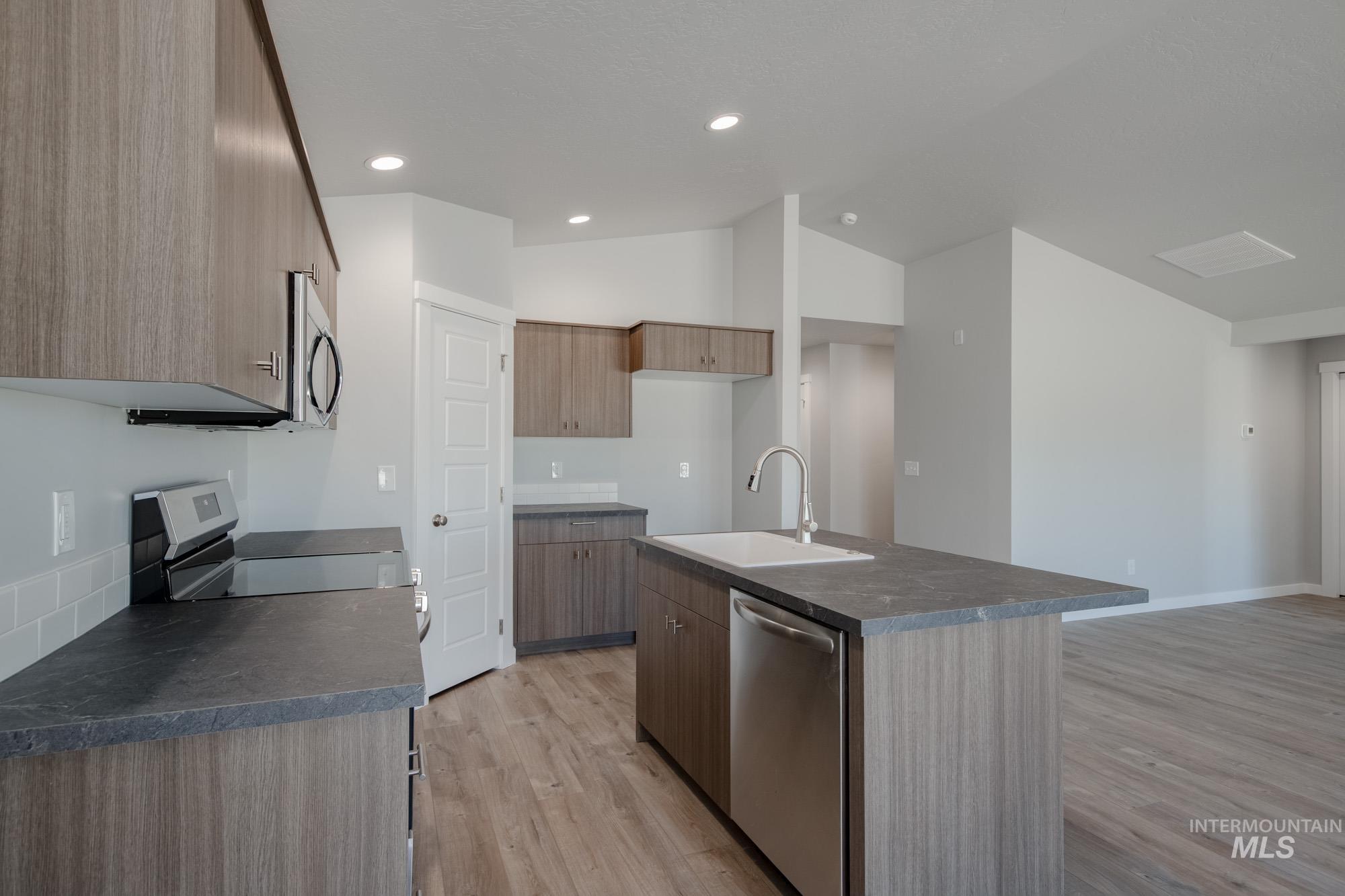 3408 W Morere Dr Property Photo 6