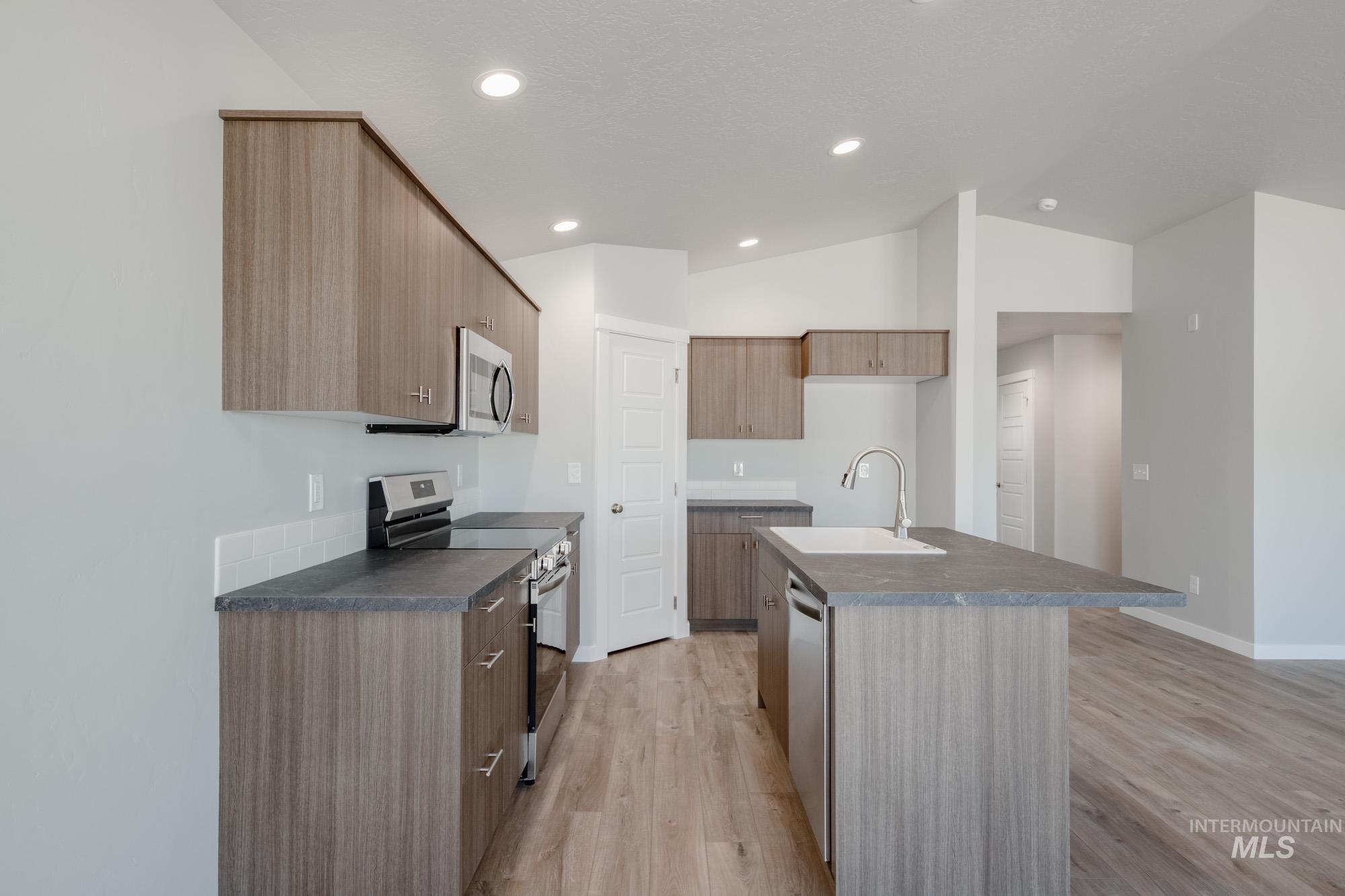 3408 W Morere Dr Property Photo 7